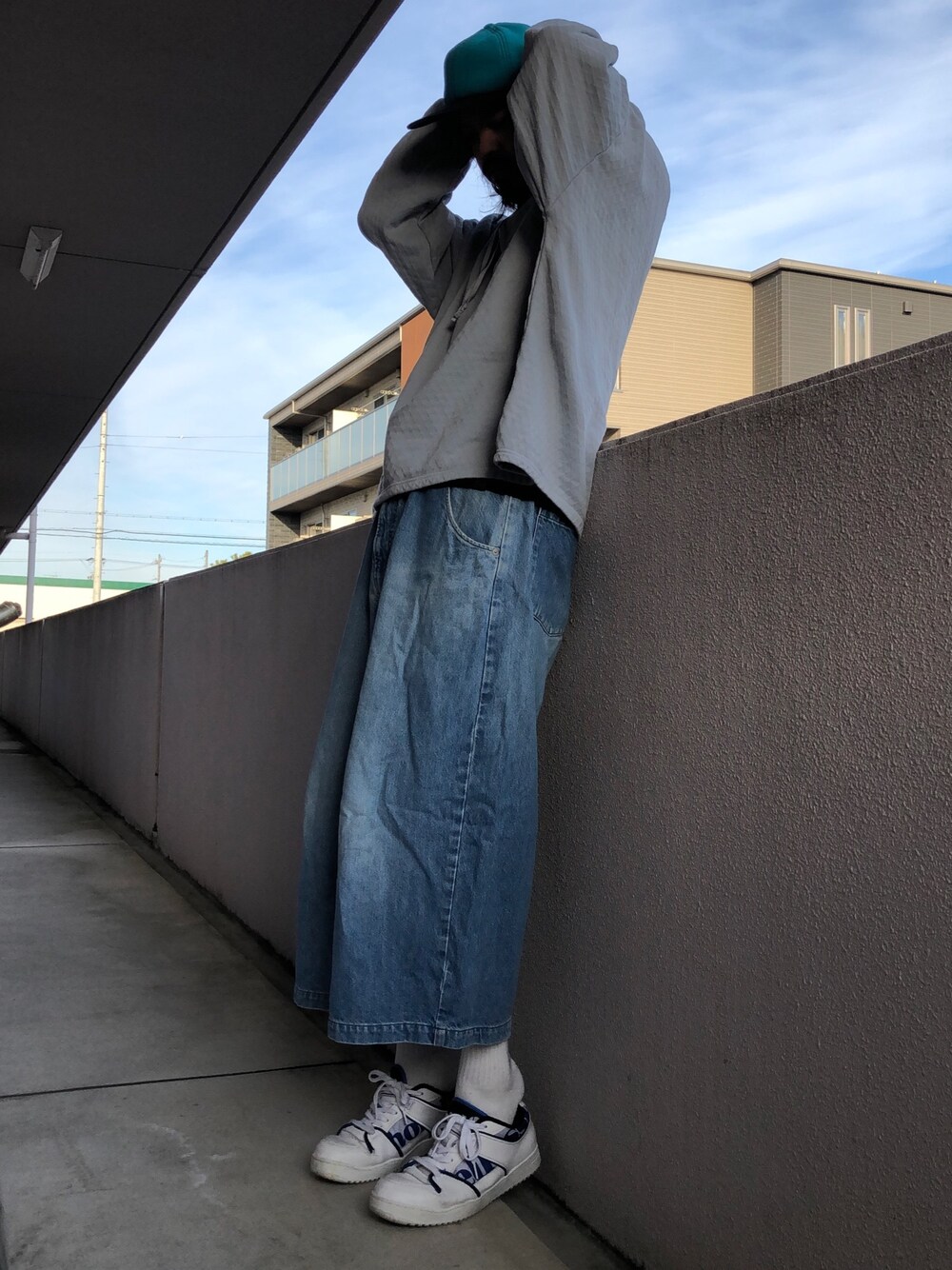 「オールブルー、ブルー、ブルーコーデ、シンプルコーデ、今日のコーデ、春コーデ、スニーカー、ellesse、ビッグシルエット」｜「fridgeの【NEC】FLEECE POLO VISER（キャップ、グリーン系）」を使った、トヲルさん（メンズ・180cm）の冬コーディネートの1枚目の写真
