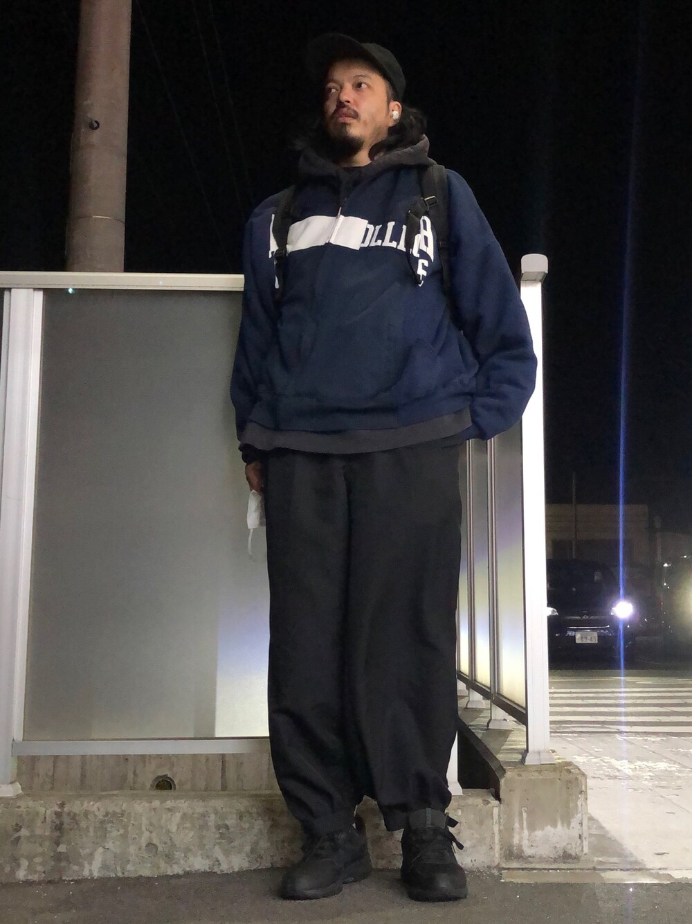 「ジャージ、スボーツミックス、春コーデ、カジュアルコーデ、大人コーデ、古着コーデ、きれいめカジュアル、モード」｜「JOURNAL STANDARDの【DAIWA PIER39/ダイワ ピア39】GORE-TEX INFINIUM Tech Jungle hat＃（キャップ、ブラック系）」を使った、トヲルさん（メンズ・180cm）の冬コーディネートの1枚目の写真