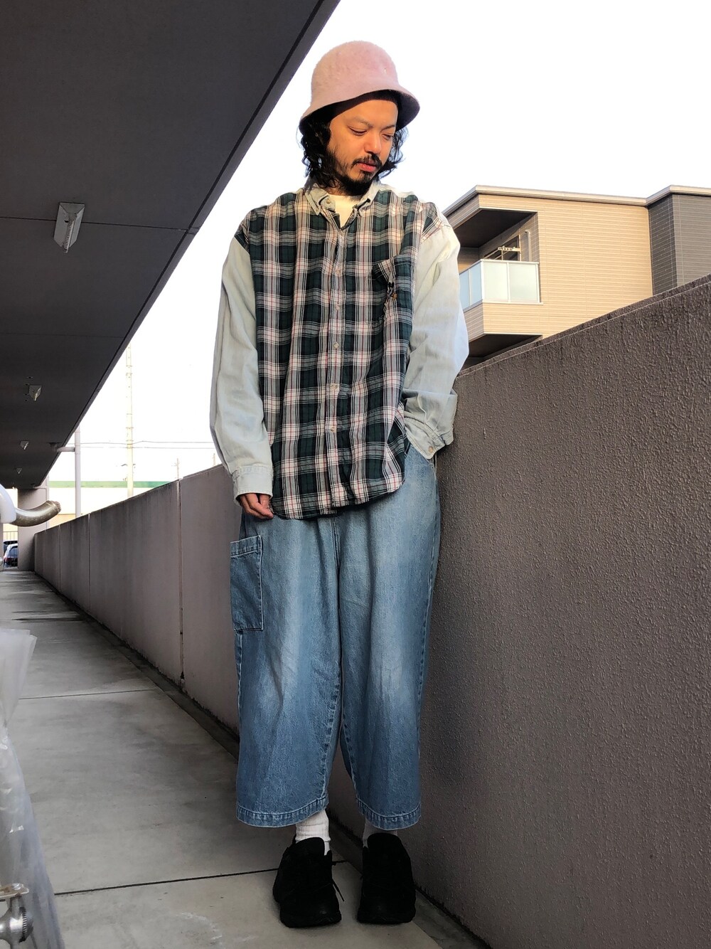 「ミッキー、ディズニー、休日スタイル、大人カジュアル、今日のコーデ、ワイドパンツ、ワイドデニム」｜「KANGOLの【KANGOL】Furgora Casual / 【カンゴール】ファーゴラ カジュアル（ハット、パープル系）」を使った、トヲルさん（メンズ・180cm）の冬コーディネートの1枚目の写真