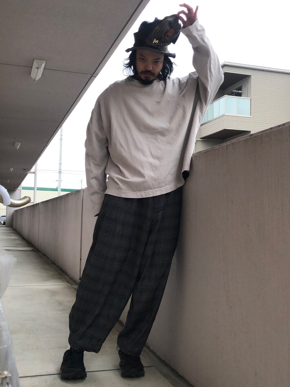 「ハット、大人カジュアル、ワイドパンツ、レイヤードスタイル、チェックパンツ、my beautiful landlet、ワイドシルエット」｜「WISMの◇WISM別注 WILLY CHAVA WISM LS BUFFALO TEE（Tシャツ/カットソー、グレー系）」を使った、トヲルさん（メンズ・180cm）の冬コーディネートの1枚目の写真