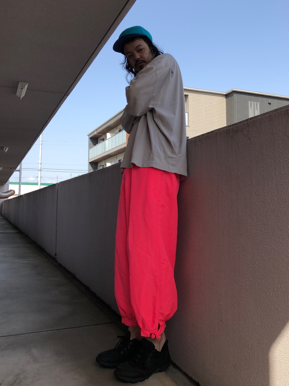 「ピンクパンツ、はるコーデ、セットアップ、ビックシルエット、キレイめ、GU、フレアパンツ、寅壱」｜「fridgeの【NEC】FLEECE POLO VISER（キャップ、グリーン系）」を使った、トヲルさん（メンズ・180cm）の春コーディネートの1枚目の写真