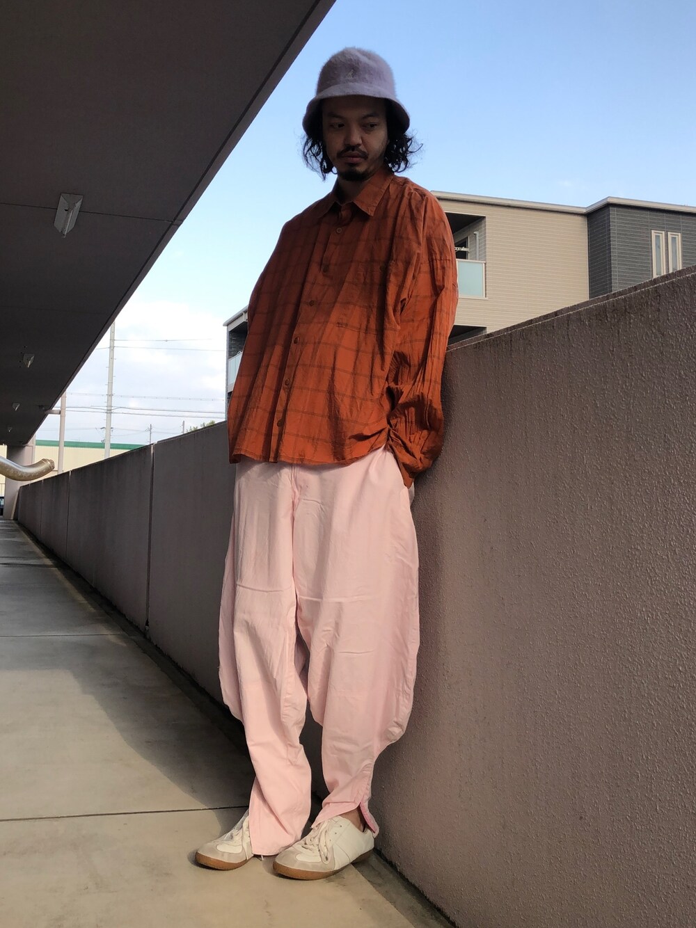「チェックシャツ、whowhat、ビッグシルエット、シャツスタイル、シンプルコーデ、ストリートコーデ」｜「KANGOLの【KANGOL】Furgora Casual / 【カンゴール】ファーゴラ カジュアル（ハット、パープル系）」を使った、トヲルさん（メンズ・180cm）の春コーディネートの1枚目の写真