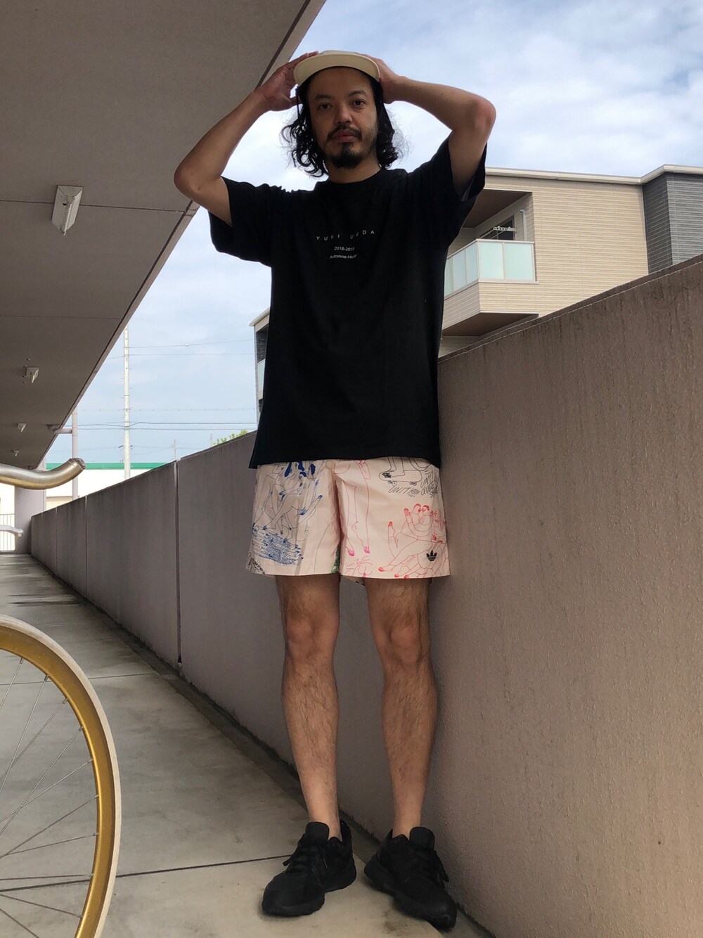 「これが私をアゲる服、シンプルコーデ、夏コーデ、シャツスタイル、ゆるコーデ、ショートパンツ、ハーフパンツ、YUKI UEDA」｜「JOURNAL STANDARDの【DAIWA PIER39/ダイワ ピア39】GORE-TEX INFINIUM Tech Jungle hat＃（キャップ、ホワイト系）」を使った、トヲルさん（メンズ・180cm）の春コーディネートの1枚目の写真