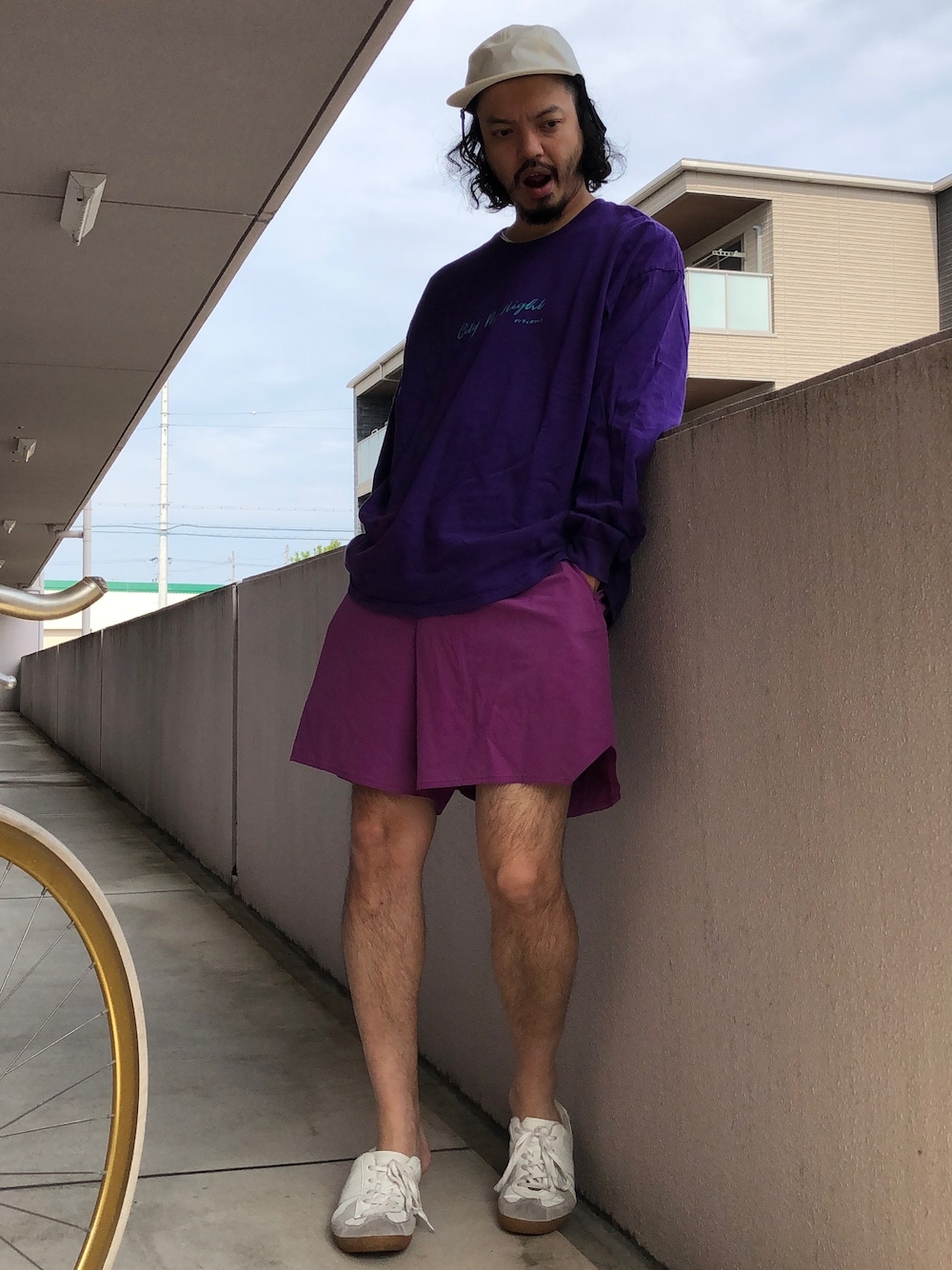 「夏コーデ、ゆるコーデ、ショートパンツ、ハーフパンツ、古着MIX、ジャーマントレーナー、これが私をアゲる服」｜「JOURNAL STANDARDの【DAIWA PIER39/ダイワ ピア39】GORE-TEX INFINIUM Tech Jungle hat＃（キャップ、ホワイト系）」を使った、トヲルさん（メンズ・180cm）の春コーディネートの1枚目の写真