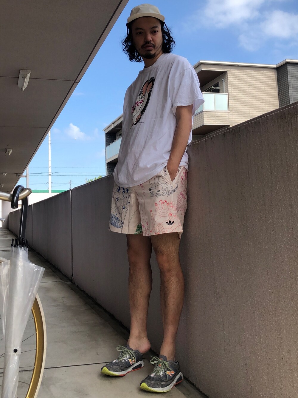 「スポーツミックス、これが私をアゲる服、夏コーデ、大人カジュアル、ワイドパンツ、ショートパンツ、ゆるコーデ、ストリート」｜「JOURNAL STANDARDの【DAIWA PIER39/ダイワ ピア39】GORE-TEX INFINIUM Tech Jungle hat＃（キャップ、ホワイト系）」を使った、トヲルさん（メンズ・180cm）の春コーディネートの1枚目の写真