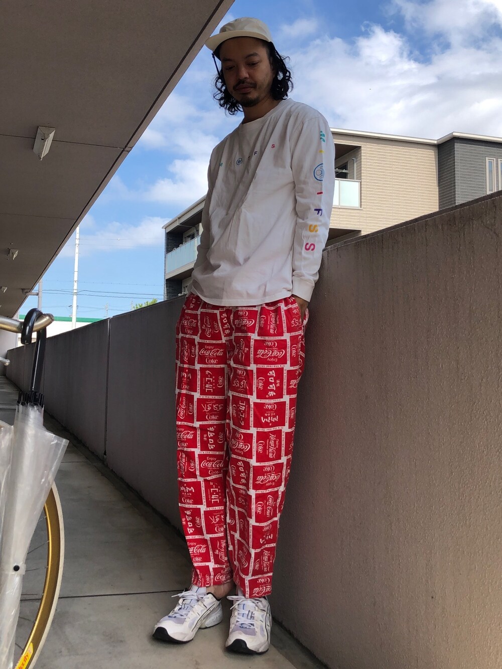 「シェフパンツ、これが私をアゲる服、夏コーデ、大人カジュアル、ゆるコーデ、リラックス」｜「JOURNAL STANDARDの【DAIWA PIER39/ダイワ ピア39】GORE-TEX INFINIUM Tech Jungle hat＃（キャップ、ホワイト系）」を使った、トヲルさん（メンズ・180cm）の春コーディネートの1枚目の写真