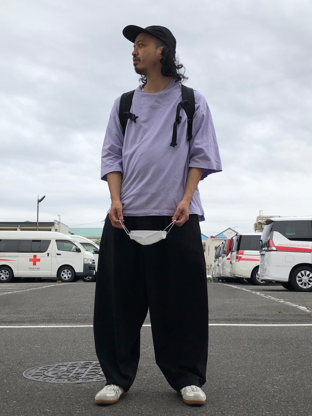 「シンプル、ラベンダー、おしゃれさんと繋がりたい、初夏コーデ、休日スタイル、ラフコーデ」｜「JOURNAL STANDARDの【DAIWA PIER39/ダイワ ピア39】GORE-TEX INFINIUM Tech Jungle hat＃（キャップ、ブラック系）」を使った、トヲルさん（メンズ・180cm）の夏コーディネートの1枚目の写真