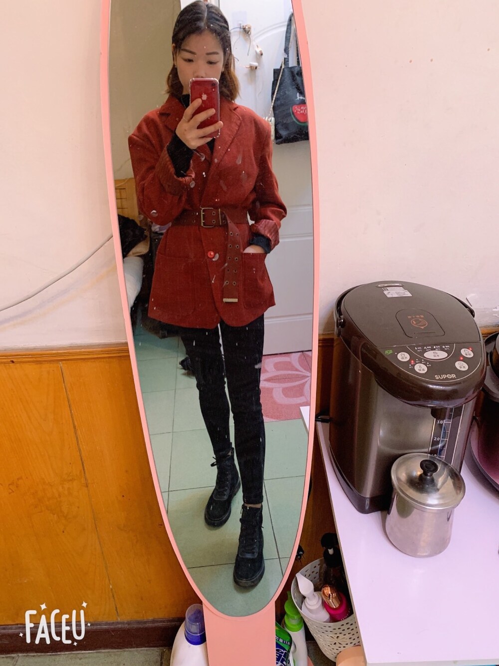 レッド系のスーツジャケットを着用したレディースの秋コーディネートの1枚目の写真