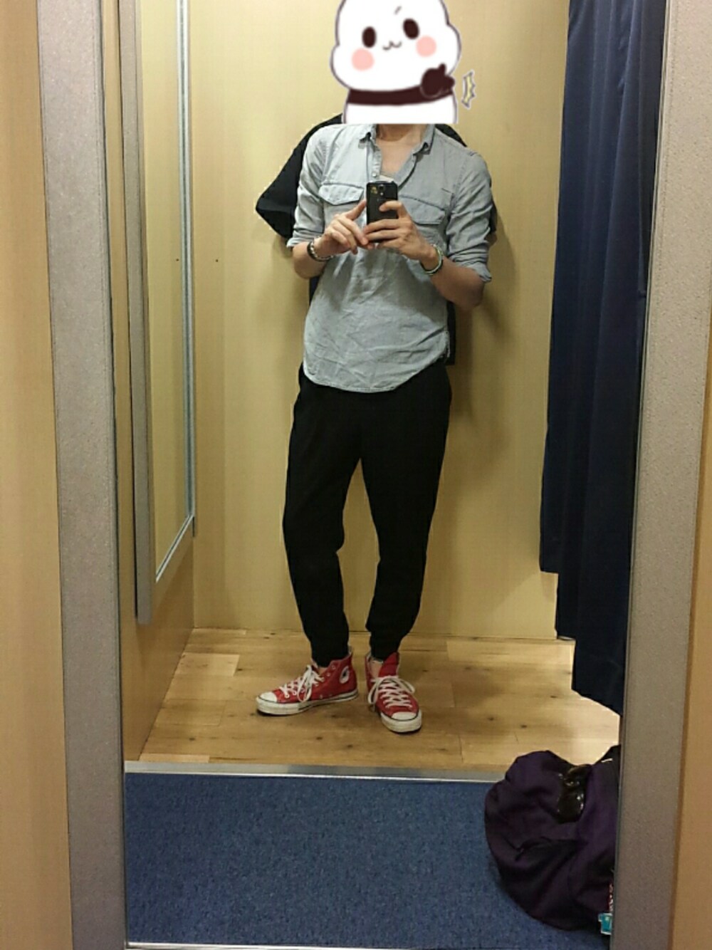 ブルー系のシャツ/ブラウス、レッド系のスニーカー、ブラック系のその他パンツを着用したメンズの夏コーディネートの1枚目の写真