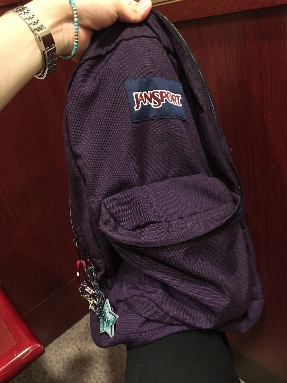 パープル系のバックパック/リュック、その他のキーホルダー、グリーン系のその他を着用したメンズの夏コーディネートの1枚目の写真