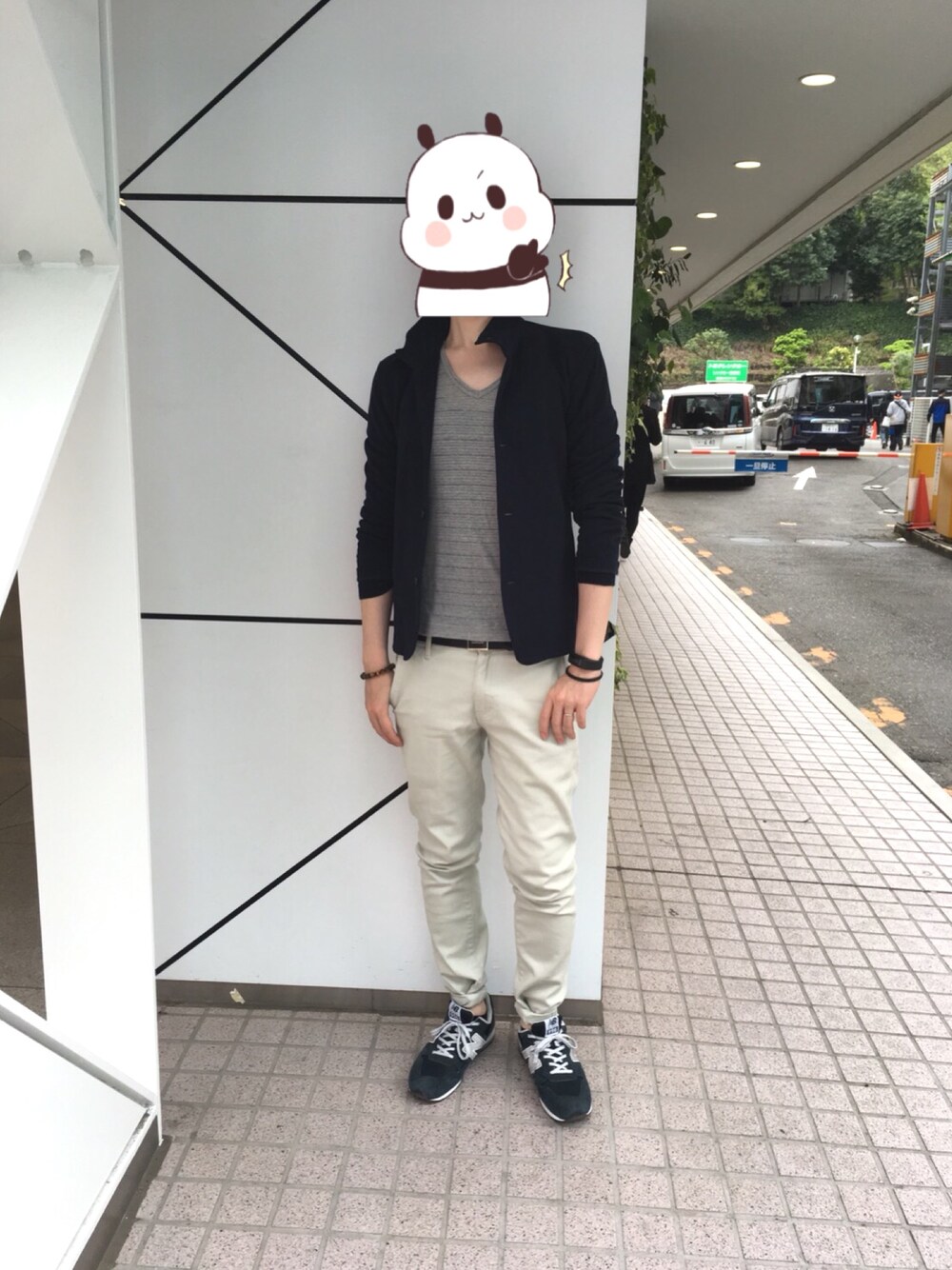 ブラック系のステンカラーコート、ブルー系のスニーカー、グレー系のTシャツ/カットソーを着用したメンズの春コーディネートの1枚目の写真