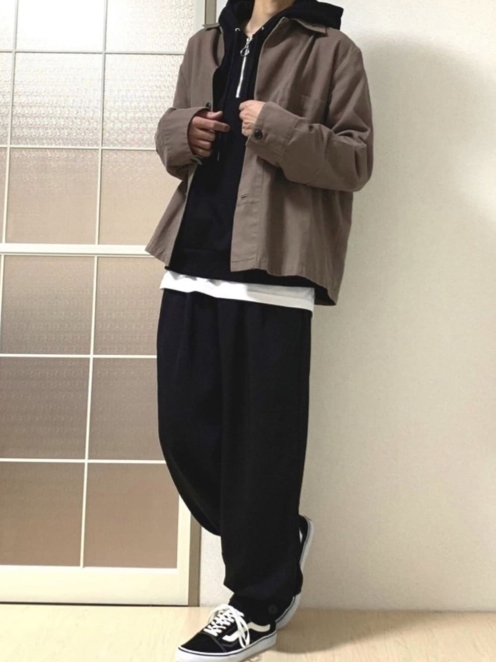 「DOOPZ、KUUUPY、カバーオール、パーカー、カフスパンツ、きれいめカジュアル、春コーデ、ゆるコーデ、レイヤードスタイル、おしゃれさんと繋がりたい」｜「DOOPZのDOOPZ ミニマルショートカバーオール（カバーオール、ベージュ系）」を使った、みなづきさん（メンズ・175cm）の春コーディネートの1枚目の写真