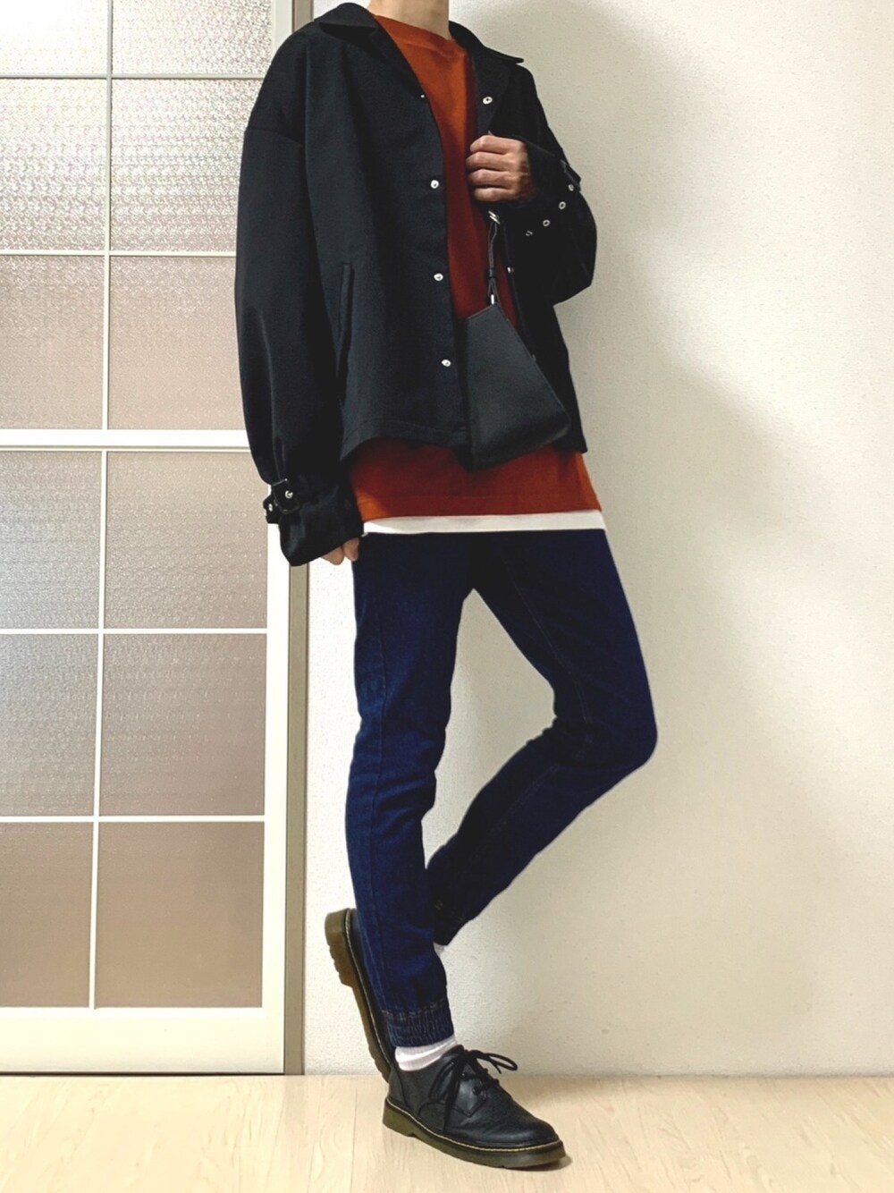 「カジュアルコーデ、KUUUPY、DOOPZ、コーチジャケット、Tシャツ、ジョガーパンツ、カジュアル、デニムパンツ、おしゃれさんと繋がりたい、おうちファッション」｜「KUUUPYのKUUUPY　ショートオープンカラーコーチジャケット（ブルゾン、ブラック系）」を使った、みなづきさん（メンズ・175cm）の春コーディネートの1枚目の写真