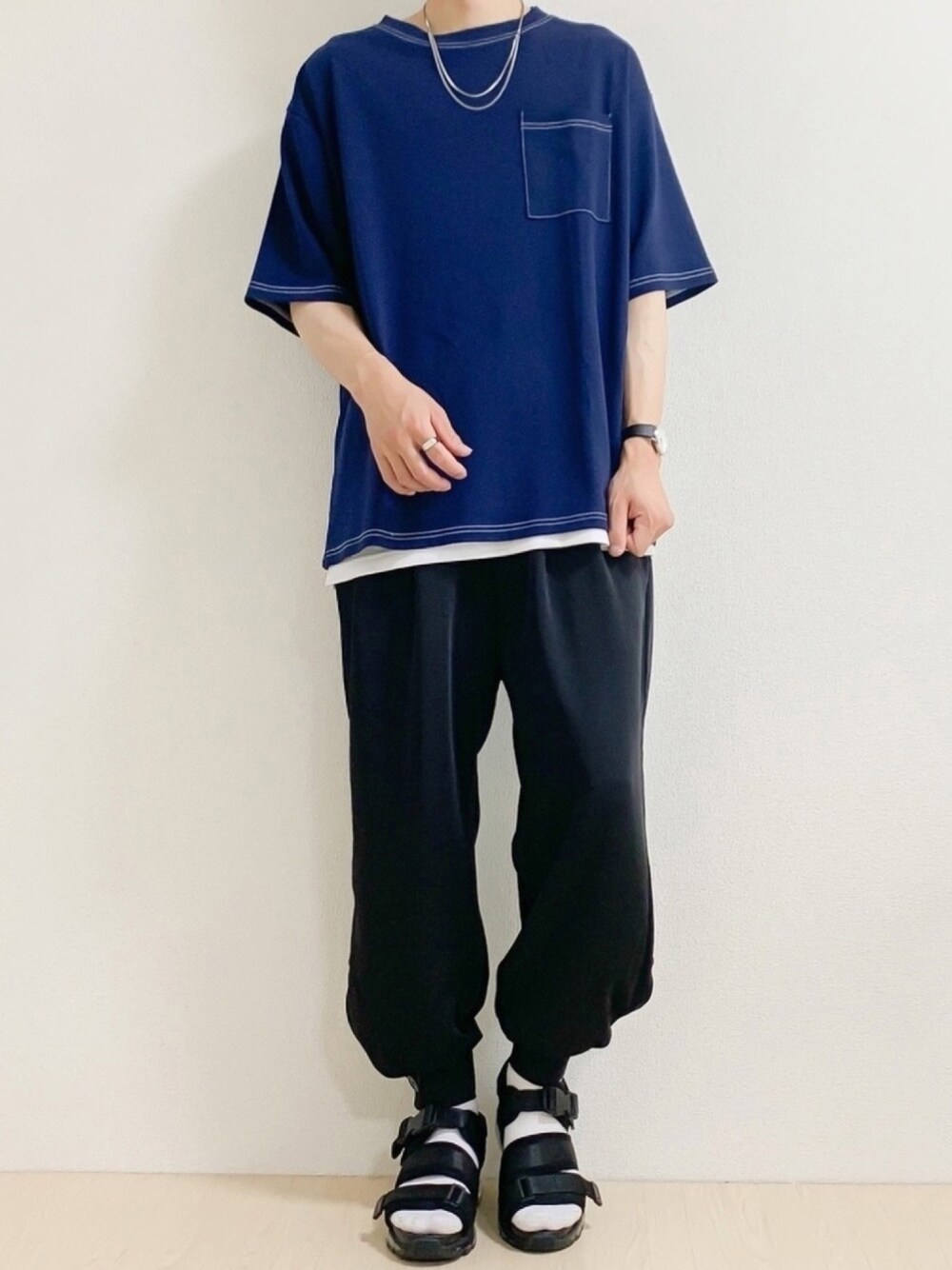 「きれいめカジュアル、DOOPZ、Tシャツ、カフスイージーパンツ、サンダル、シンプルコーデ、ネイビー、ステッチ、夏コーデ、おしゃれさんと繋がりたい」｜「DOOPZのDOOPZ シルケットコットンステッチTシャツ（Tシャツ/カットソー、ブルー系）」を使った、みなづきさん（メンズ・175cm）の夏コーディネートの1枚目の写真