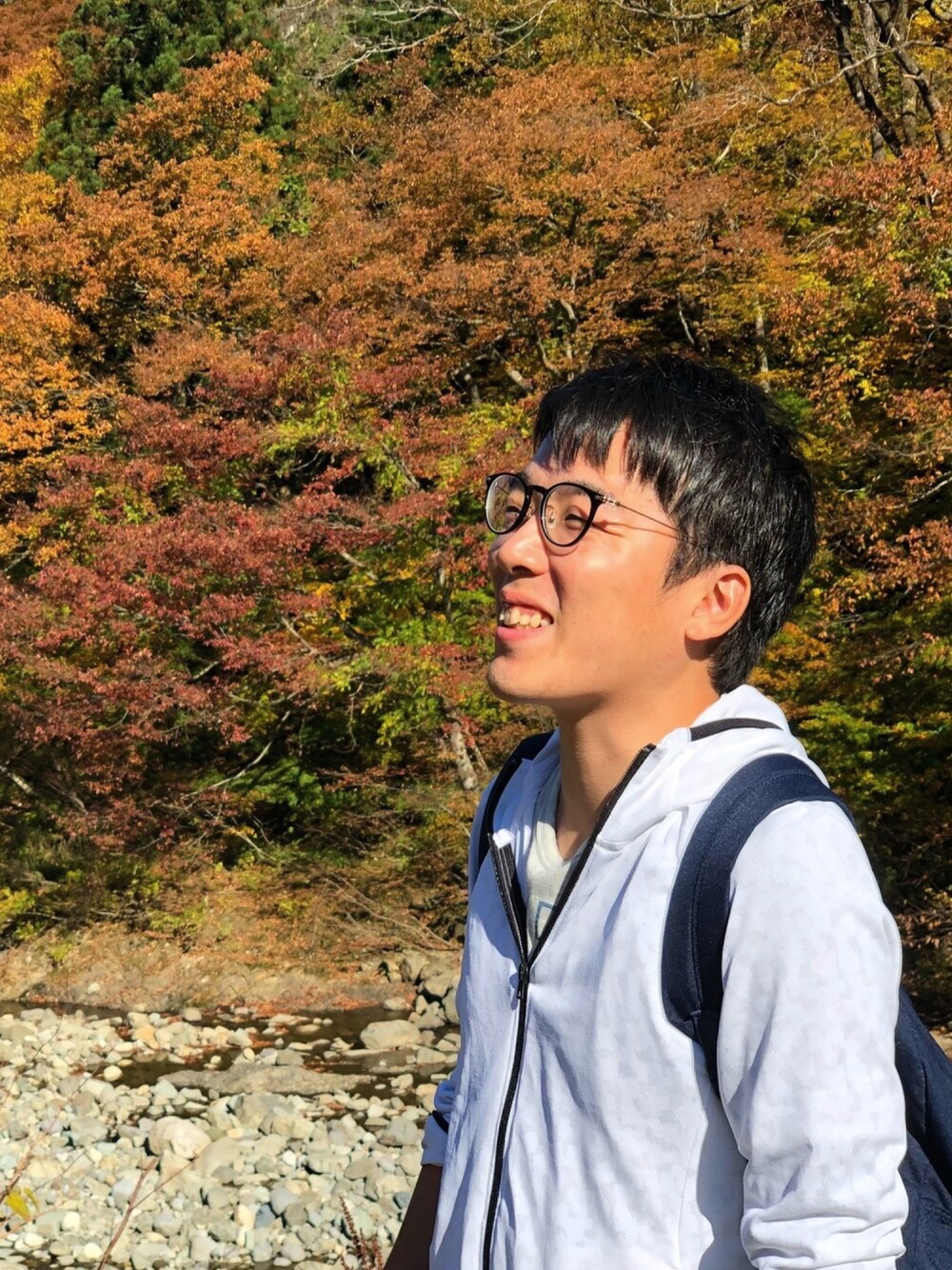 「紅葉、ゆるコーデ、シンプル、ootd、ビックシルエット、おしゃれさんと繋がりたい、オーバーサイズ」｜「JINSのアイテム（メガネ、ブラック系）」を使った、ファミチキさん（メンズ・164cm）の春コーディネートの1枚目の写真