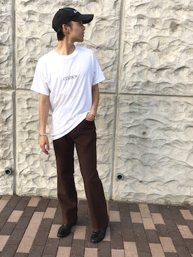 スラックス（ブラウン系）を使った「白Tシャツ」のメンズ人気