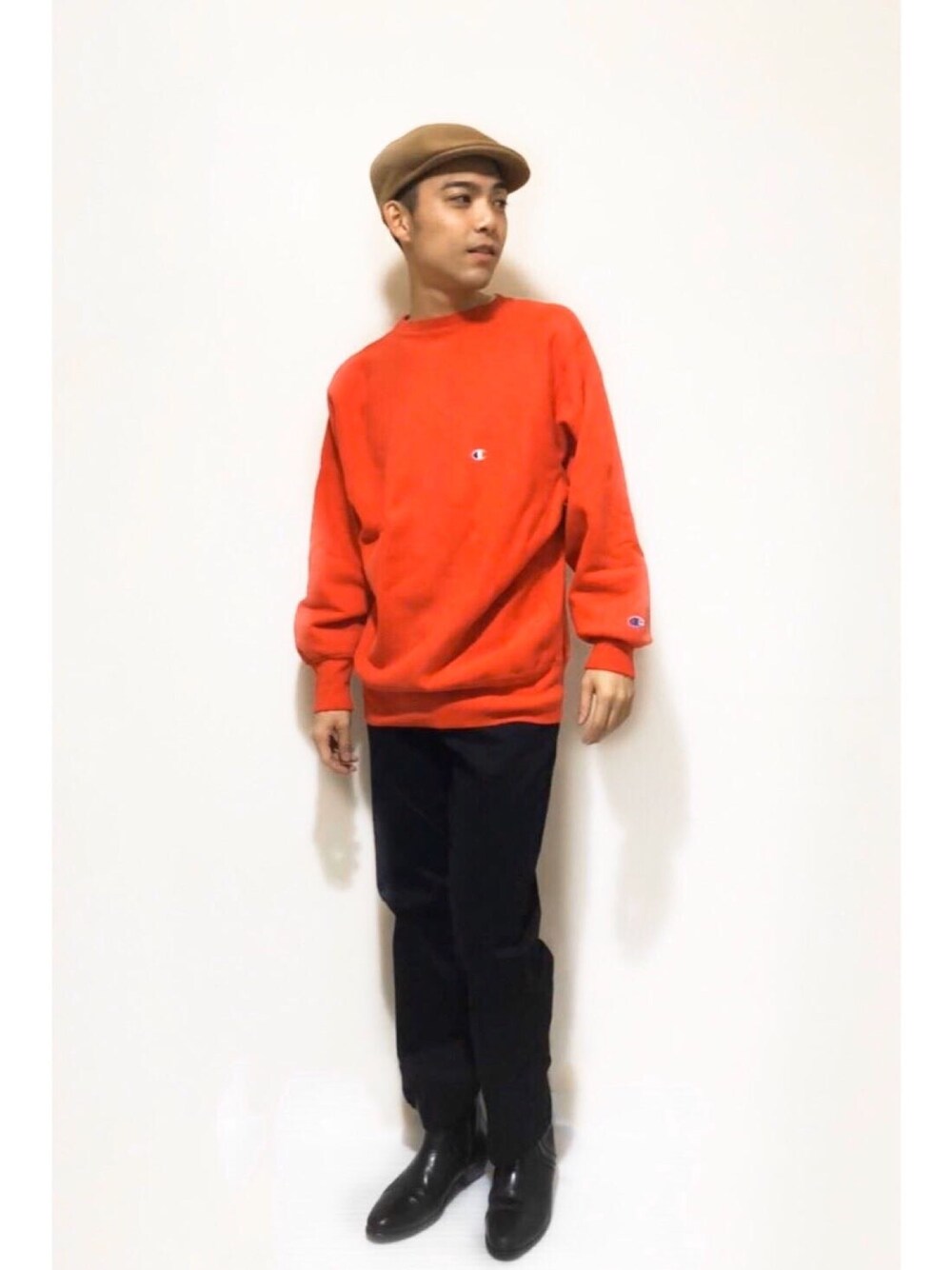 オレンジ系のスウェットを着用したメンズの秋コーディネートの1枚目の写真