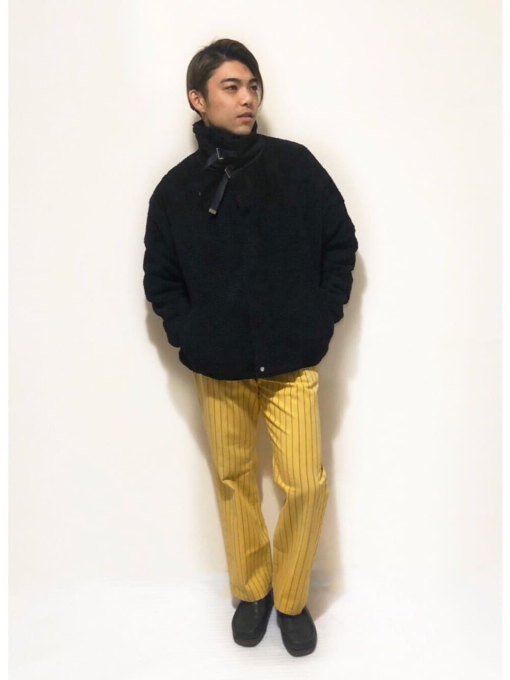「お洒落さんとつながりたい、今日のコーデ、いいね、save、フォローお願いします🤑、ユニクロ、ボア、冬コーデ、フォローミー、黒、シンプル、フレアパンツ」｜「Leeのアイテム（スラックス、イエロー系）」を使った、kohei.fさん（メンズ・174cm）の秋コーディネートの1枚目の写真