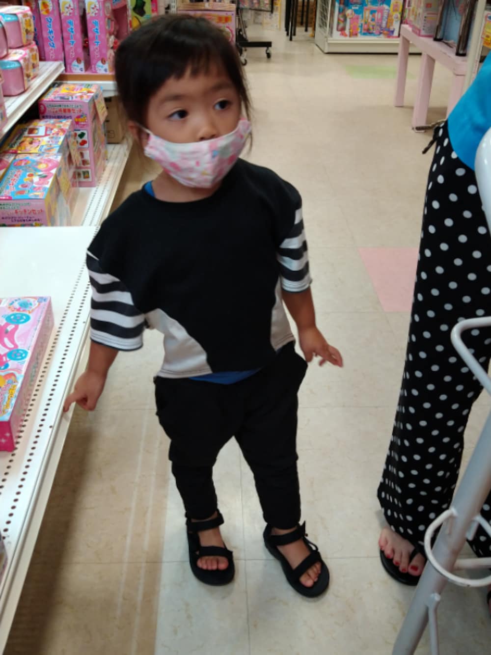 「Ocean&Groundのアイテム（チノパンツ、ブラック系）」を使った、ナーフーさん（キッズ・100cm）の夏コーディネートの1枚目の写真