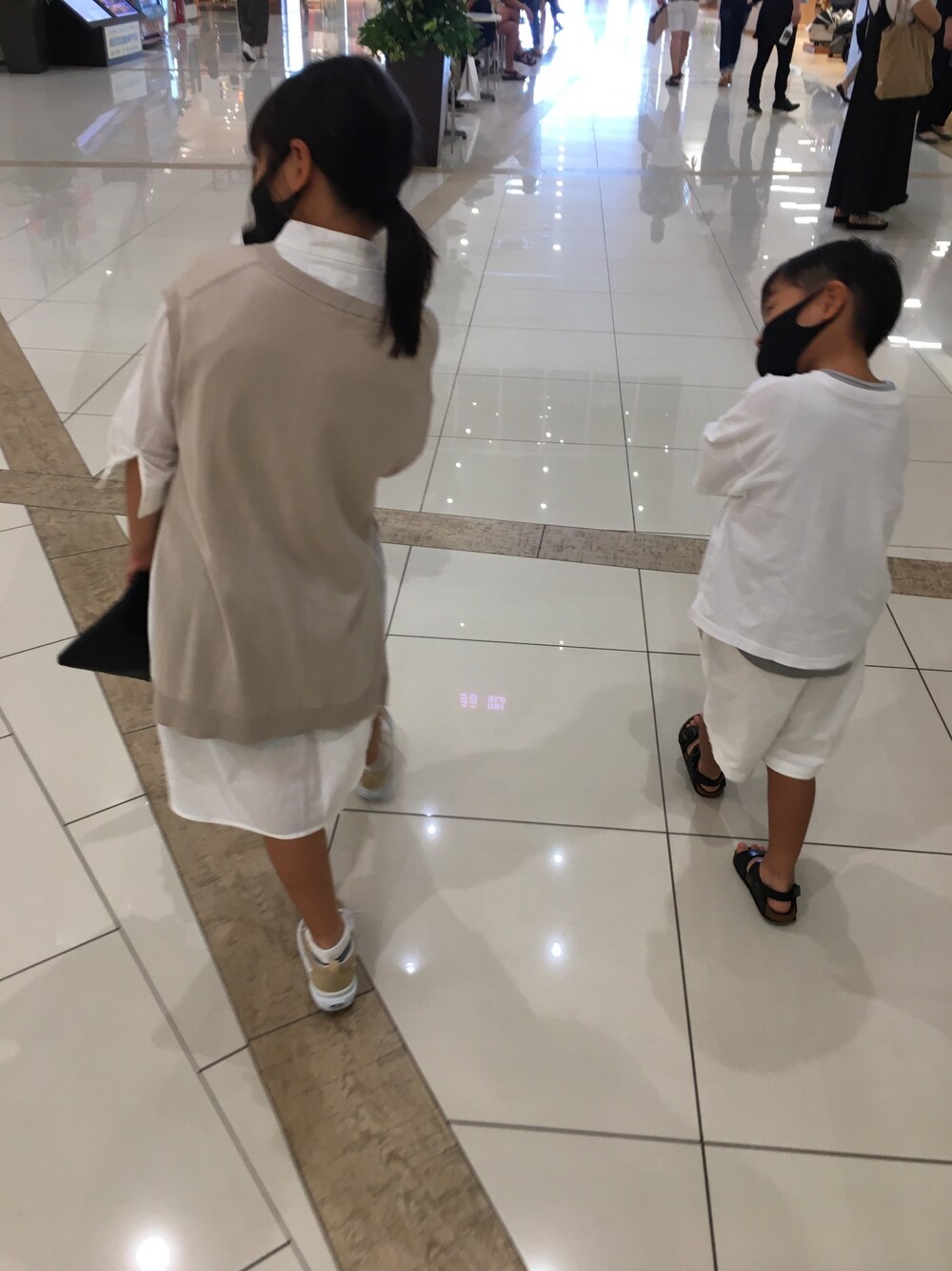 「おしゃれさんと繋がりたい、シャツスタイル、白Tシャツ、ベージュ、ベージュコーデ、シンプル、サンダル、ハーフパンツ、スニーカーコーデ」｜「GLOBAL WORKの【キッズ】ベストSETシャツワンピ7分袖/878706（ワンピース、ホワイト系）」を使った、S,hak,Ｙさん（メンズ・170cm）の夏コーディネートの1枚目の写真