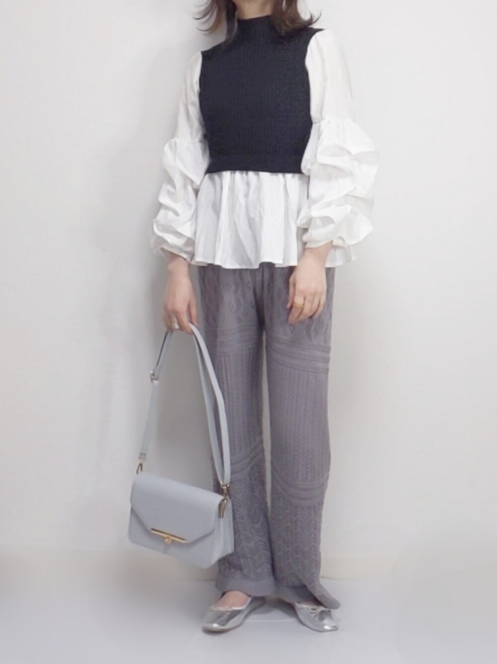 パープル系のその他パンツ、ブラック系のニット/セーター、ブルー系のバッグを着用したレディースの春コーディネートの1枚目の写真