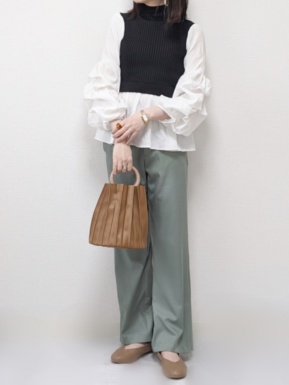 「furla、フルラ、THEPLATINUMSELECT、腕時計、PR、パステル映える春、しまむら、カラーパンツ、ボリューム袖、オトナカジュアル」｜「fifthのボリュームスリーブドッキングニット（ニット/セーター、ブラック系）」を使った、yume さん（レディース・160cm）の春コーディネートの1枚目の写真