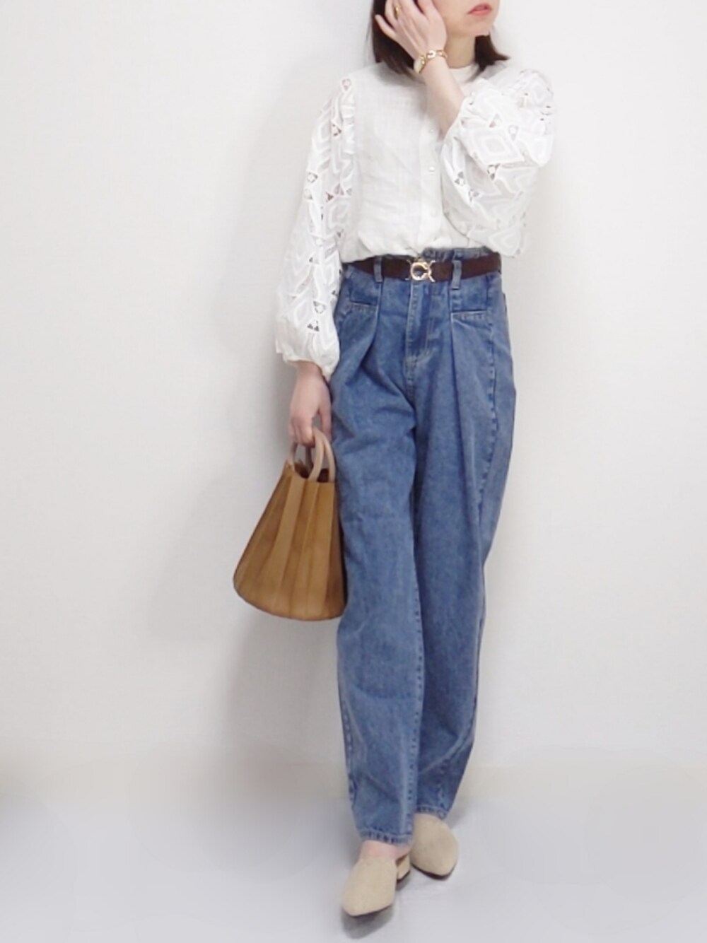 ホワイト系のシャツ/ブラウス、ベージュ系のサンダル、ブラウン系のショルダーバッグを着用したレディースの春コーディネートの1枚目の写真