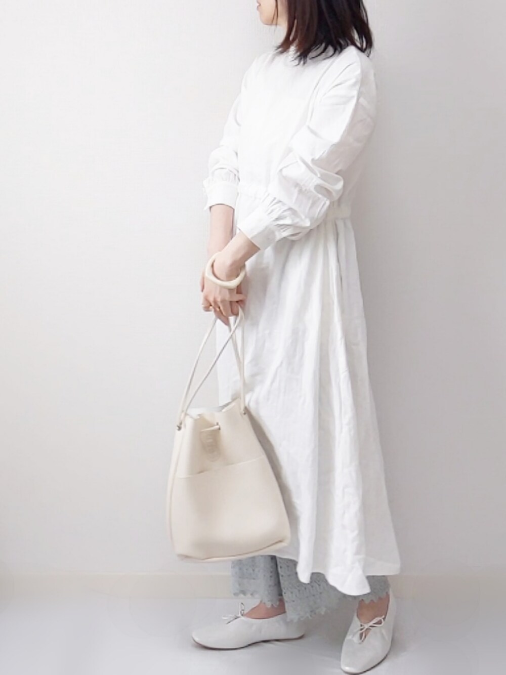 「INTERFACTORY、ロングシャツ、ワンピース、vivian 、しまむら、ホワイト、プチプラ、おうちファッション、おうちスタイル、リラックススタイル」｜「INTER FACTORYのINTER FACTORY　コットンロングシャツ（シャツワンピース、ホワイト系）」を使った、yume さん（レディース・160cm）の春コーディネートの1枚目の写真