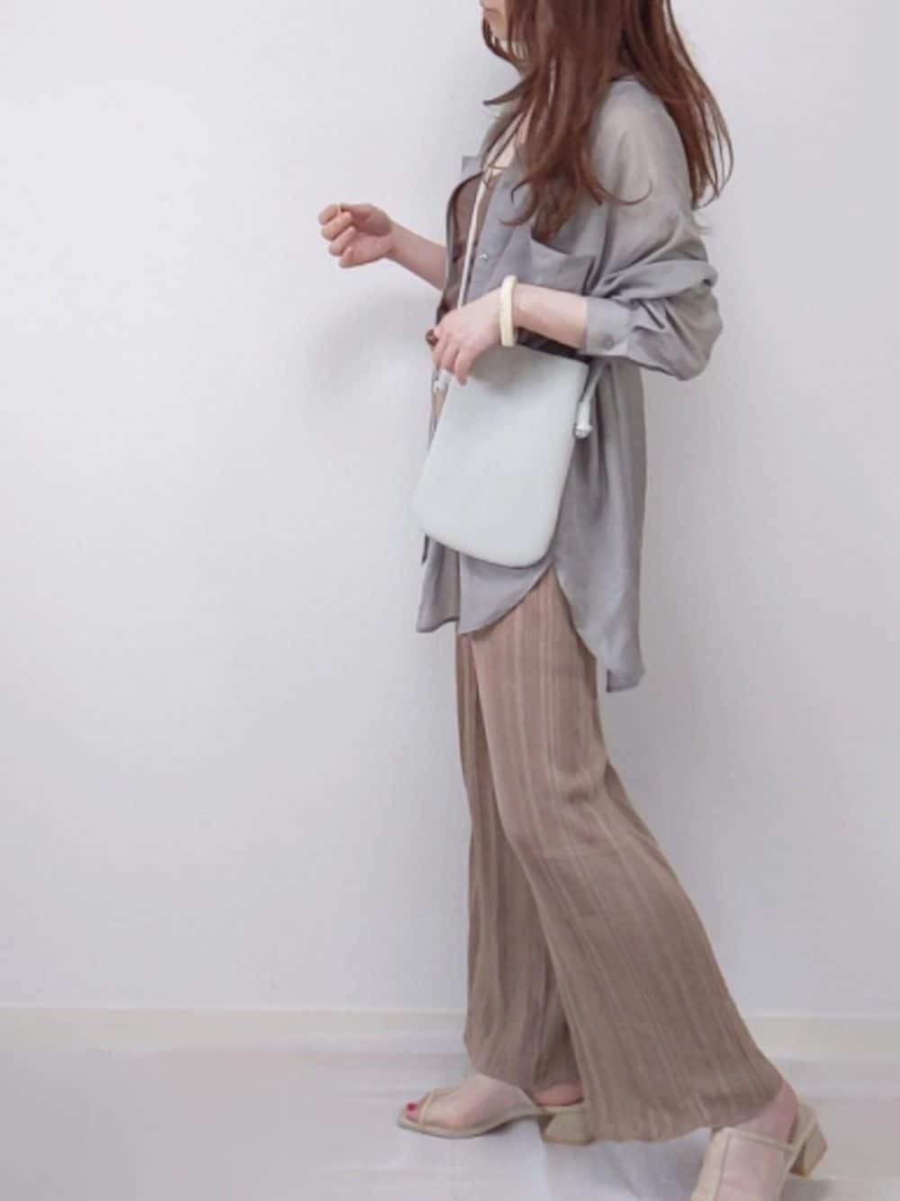 グリーン系のシャツ/ブラウス、ブラウン系のその他パンツ、ベージュ系のサンダルを着用したレディースの夏コーディネートの1枚目の写真