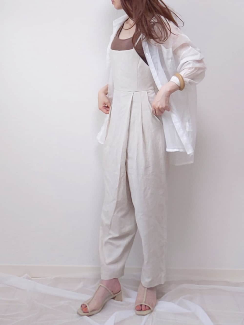 ホワイト系のシャツ/ブラウス、ベージュ系のサンダル、ブラウン系のタンクトップを着用したレディースの夏コーディネートの1枚目の写真