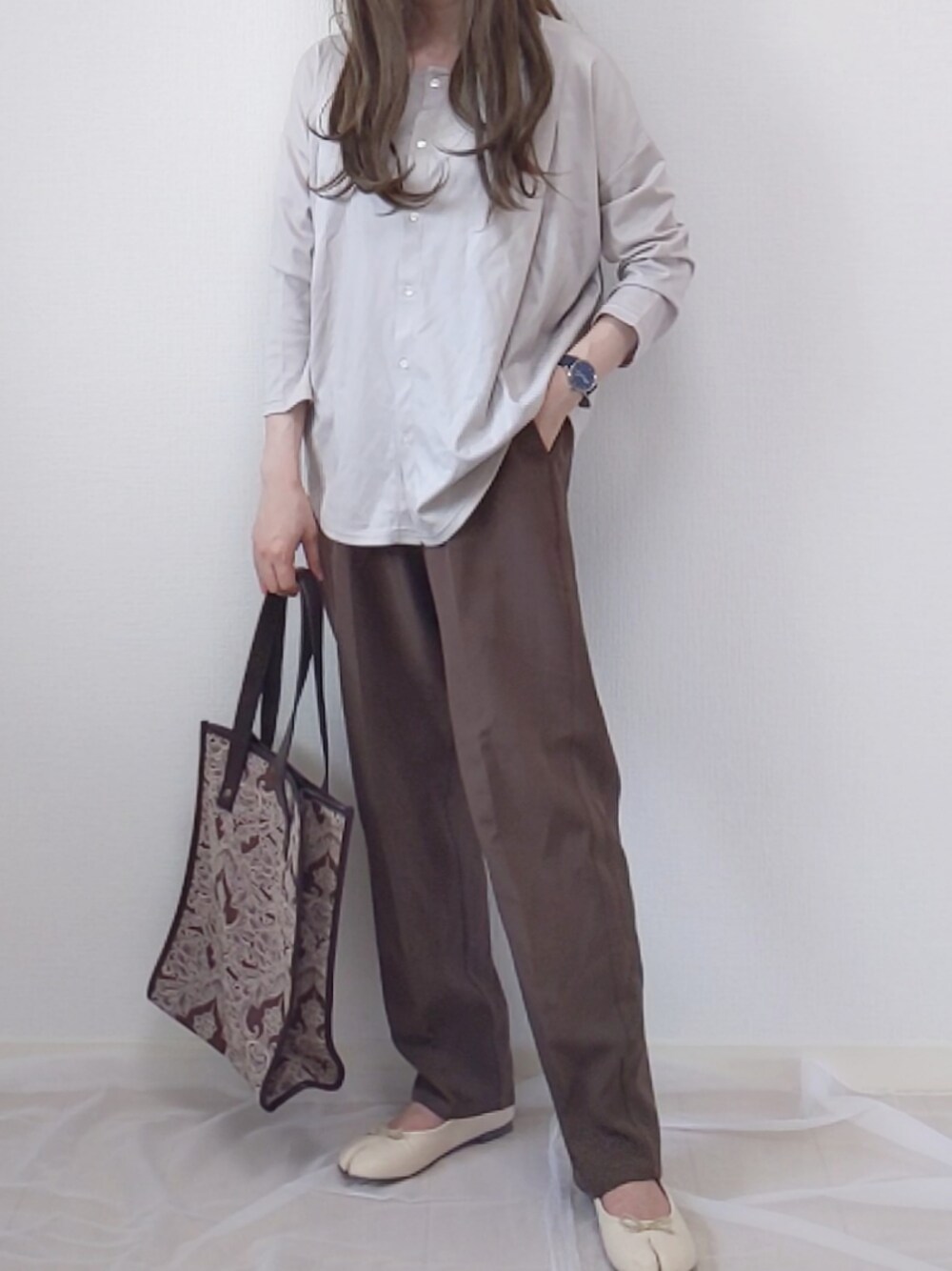 グレー系のTシャツ/カットソー、ブラウン系のその他パンツ、ホワイト系のバレエシューズを着用したレディースの夏コーディネートの1枚目の写真