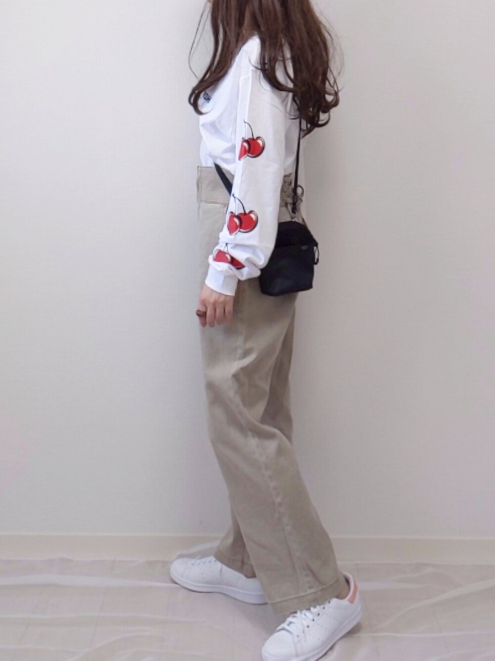 ホワイト系のTシャツ/カットソー、ホワイト系のスニーカー、ブラウン系のパンツを着用したレディースの夏コーディネートの1枚目の写真