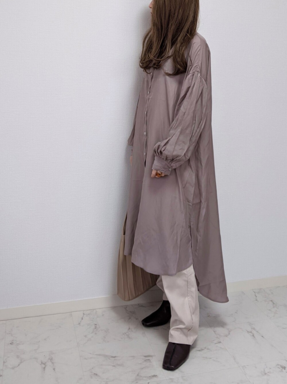 ブラウン系のワンピース、ホワイト系のその他パンツ、ブラウン系のブーツを着用したレディースの秋コーディネートの1枚目の写真