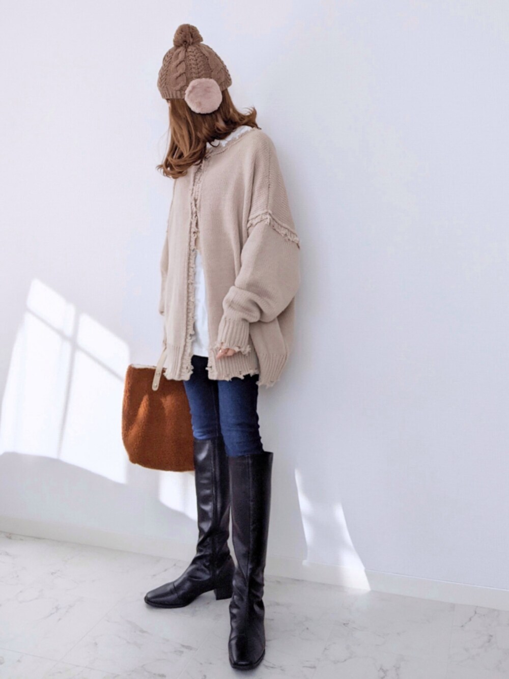 「forksy、Honeys、polcadot、大人カジュアル、PR」｜「forksy.の【forksy.】ビッグシルエット　ダメージ加工マルチウェイニット　/　バックスリットデザイン（ニット/セーター、ベージュ系）」を使った、yume さん（レディース・160cm）の冬コーディネートの1枚目の写真