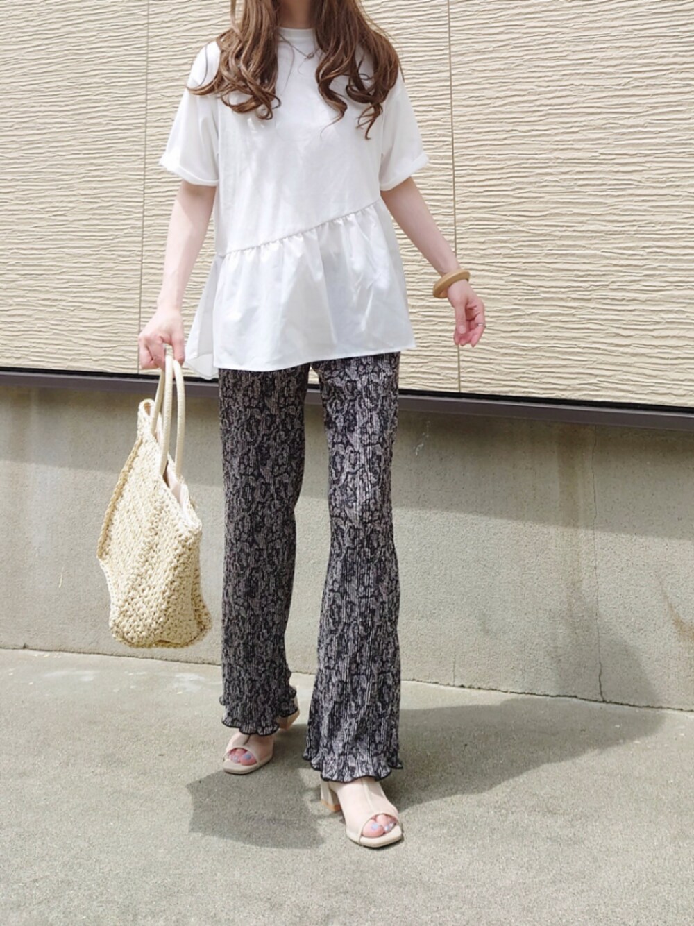 ベージュ系のサンダル、ホワイト系のトートバッグ、ホワイト系のTシャツ/カットソーを着用したレディースの春コーディネートの1枚目の写真