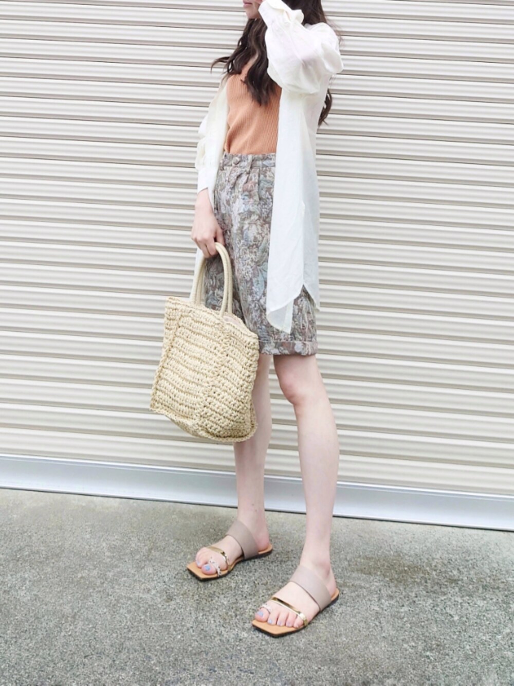 ブラウン系のその他パンツ、ホワイト系のシャツ/ブラウス、グレー系のサンダルを着用したレディースの春コーディネートの1枚目の写真