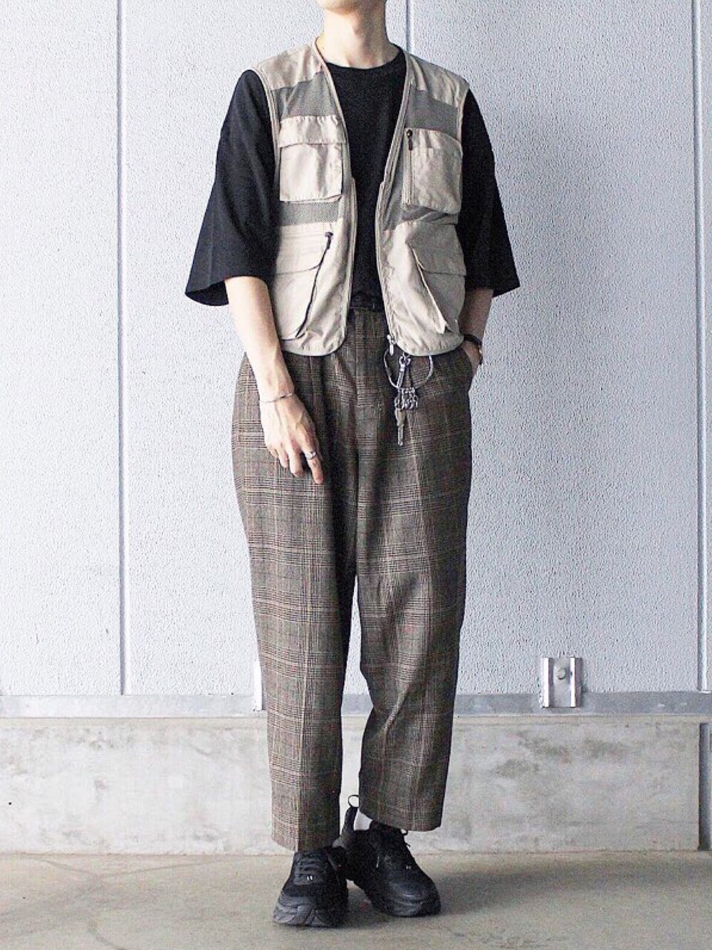 ベージュ系のスーツベスト、ブラック系のTシャツ/カットソー、ブラウン系のその他パンツを着用したメンズの夏コーディネートの1枚目の写真