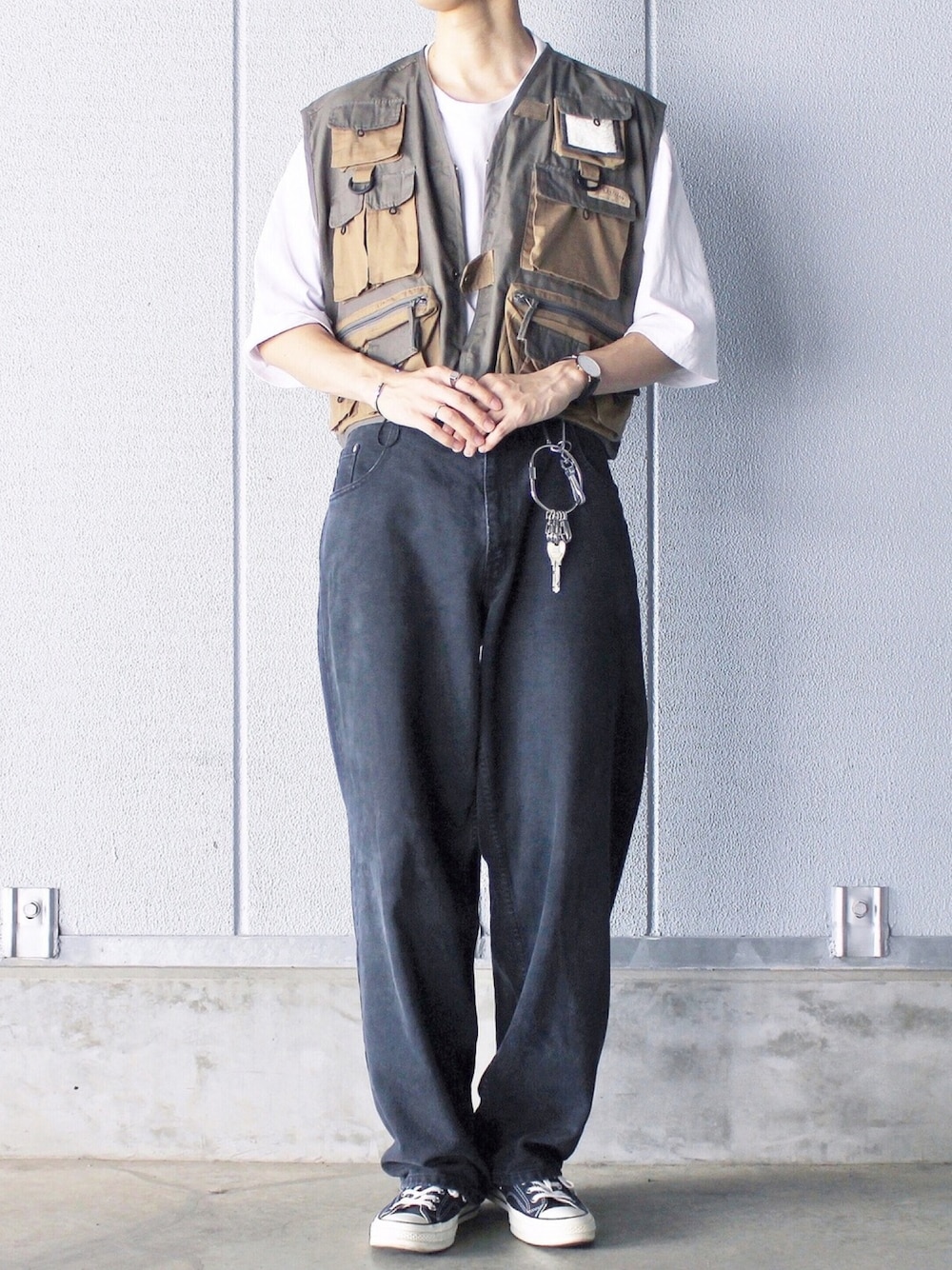 ホワイト系のTシャツ/カットソー、グリーン系のベスト、ブルー系のデニムパンツを着用したメンズの夏コーディネートの1枚目の写真