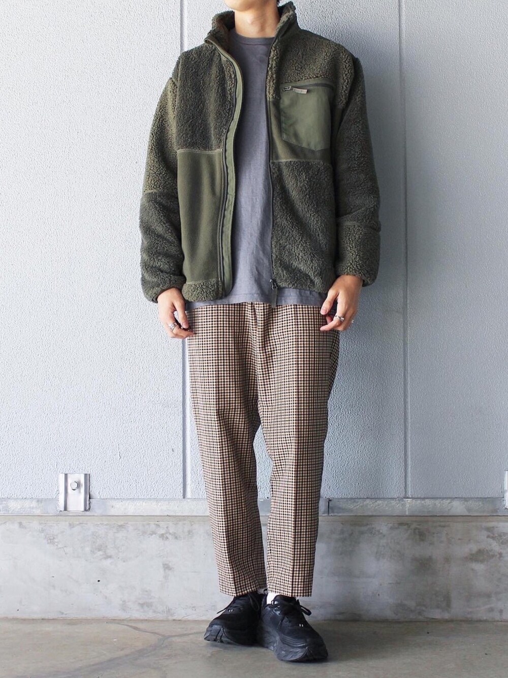 「アースカラー、UNIQLO、ユニクロ、ユニクロコーデ、カーキ、ボア、ボアジャケット、ボアブルゾン、フリース、チェックパンツ」｜「UNIQLOのフリースコンビネーションジャケット（その他アウター、グリーン系）」を使った、Ryuさん（メンズ・183cm）の秋コーディネートの1枚目の写真
