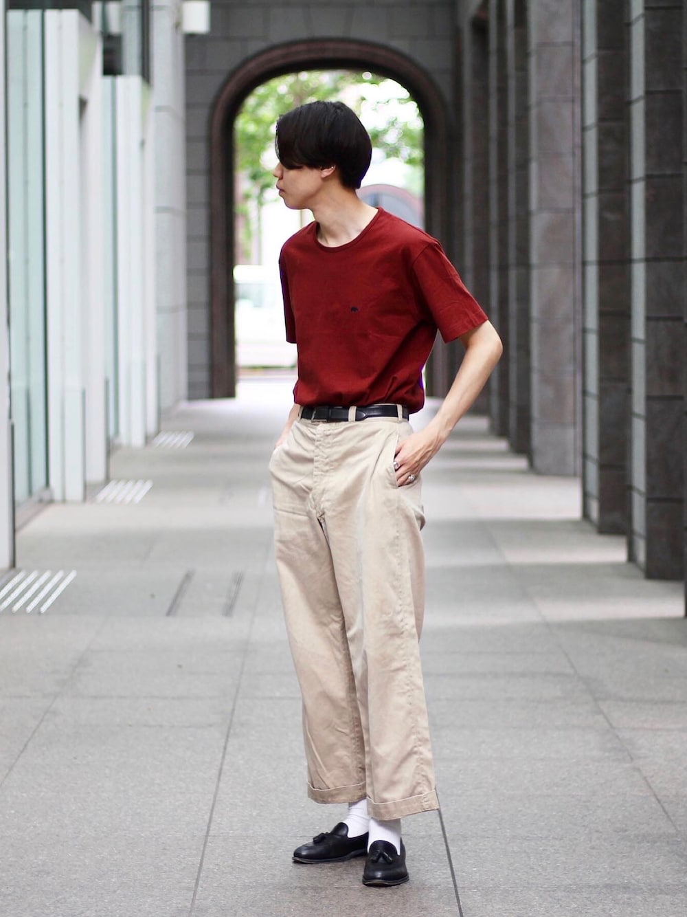 「タックイン、古着、古着MIX、古着コーデ、ボルドー、赤、ベージュ、Tシャツ、ロゴT、ローファー」｜「ScyeのScye×URBAN RESEARCH　別注LOGO SHORT-SLEEVE T-SHIRTS（Tシャツ/カットソー、ブラウン系）」を使った、Ryuさん（メンズ・183cm）の夏コーディネートの1枚目の写真