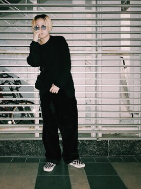 「カラーサングラス」｜「アイテム（スリッポン）」を使った、KINARIさん（メンズ・157cm）の秋コーディネート