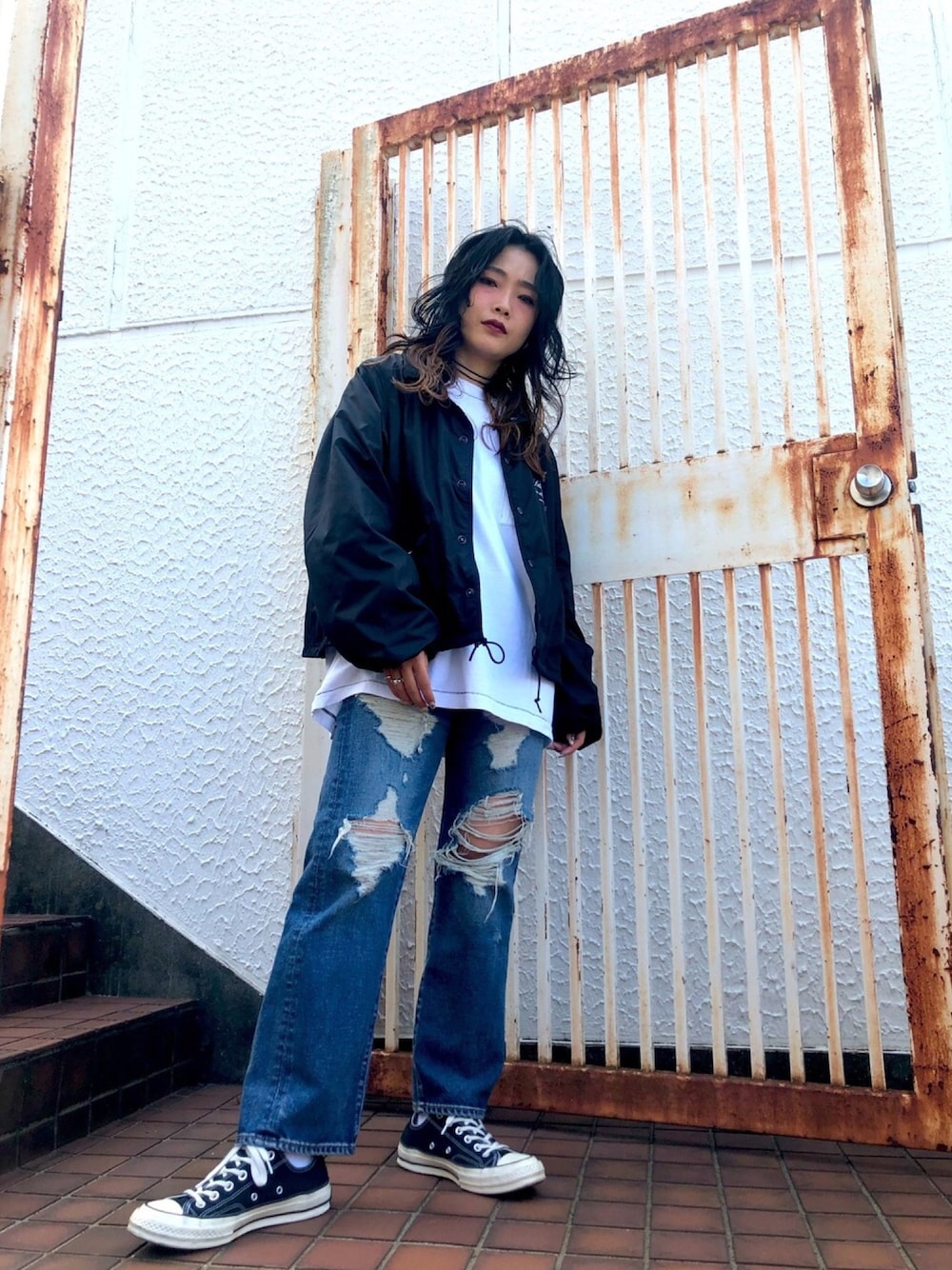 「ダメージデニムパンツ、denim、コーチジャケット、converse、ストリート」｜「RNAのJ1908 フォトプリントコーチジャケット（ブルゾン、ブラック系）」を使った、ASAKAWAさん（レディース・155cm）の秋コーディネートの1枚目の写真