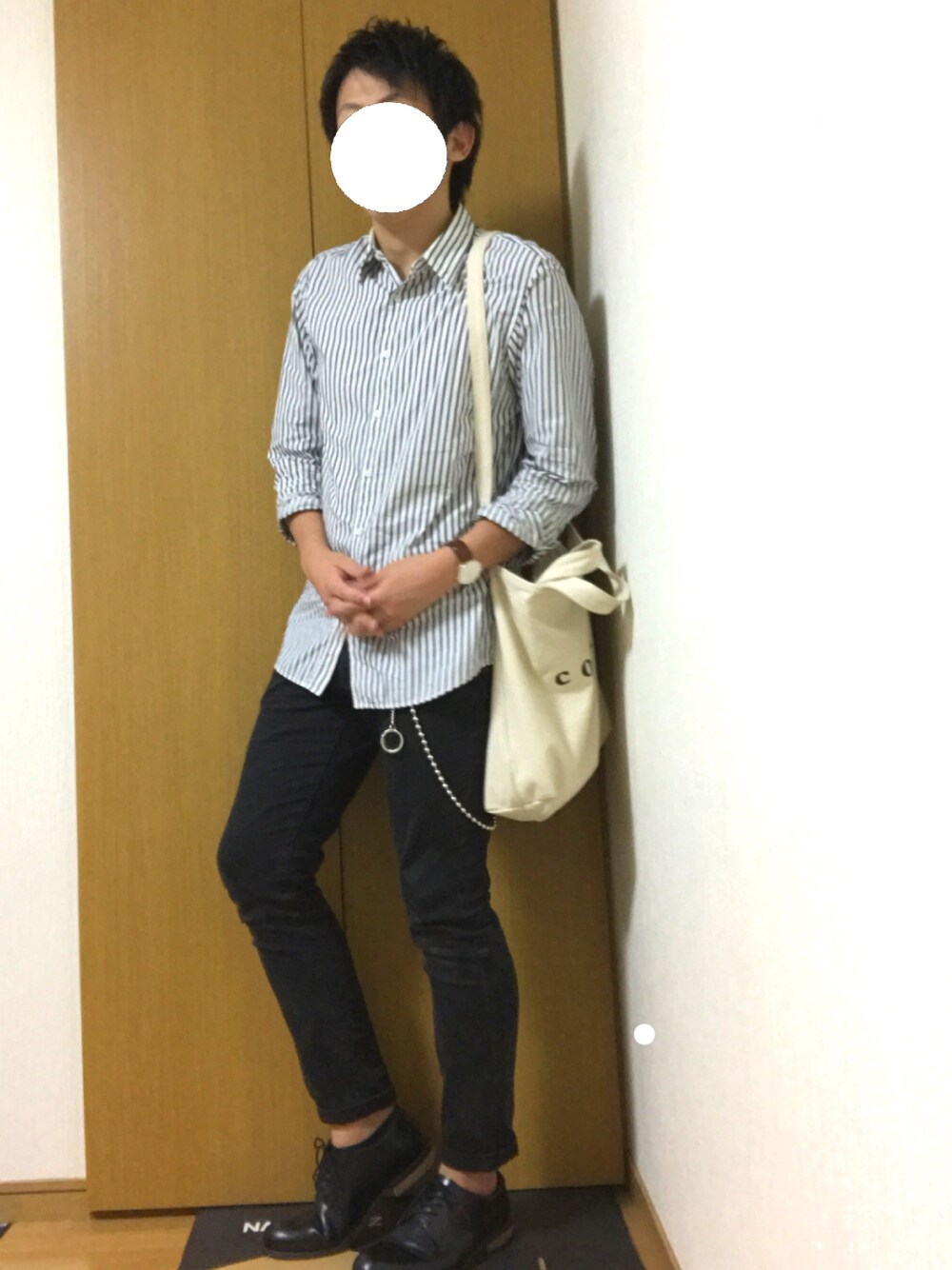 「ストライプ、中和、プチプラ、秋のコーデ、ウォレットチェーン、トートバッグ」｜「UNIQLO Uのアイテム（シャツ/ブラウス、ホワイト系）」を使った、KeNさん（メンズ・174cm）の秋コーディネートの1枚目の写真
