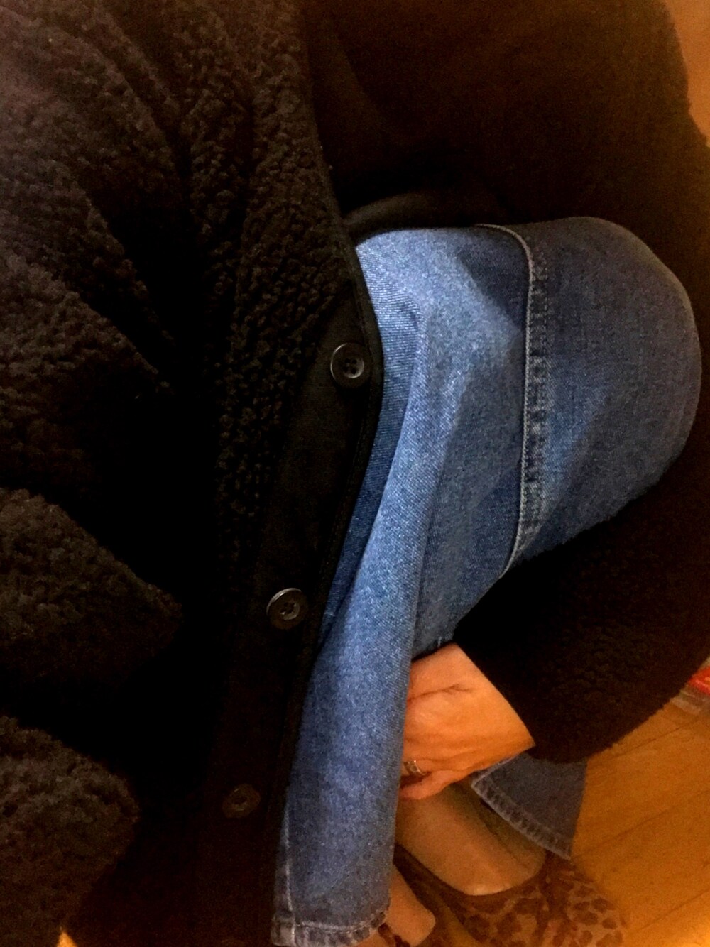 ブラック系のジャケット/アウター、ブラック系のスウェット、ブルー系のデニムスカートを着用したレディースの冬コーディネートの1枚目の写真