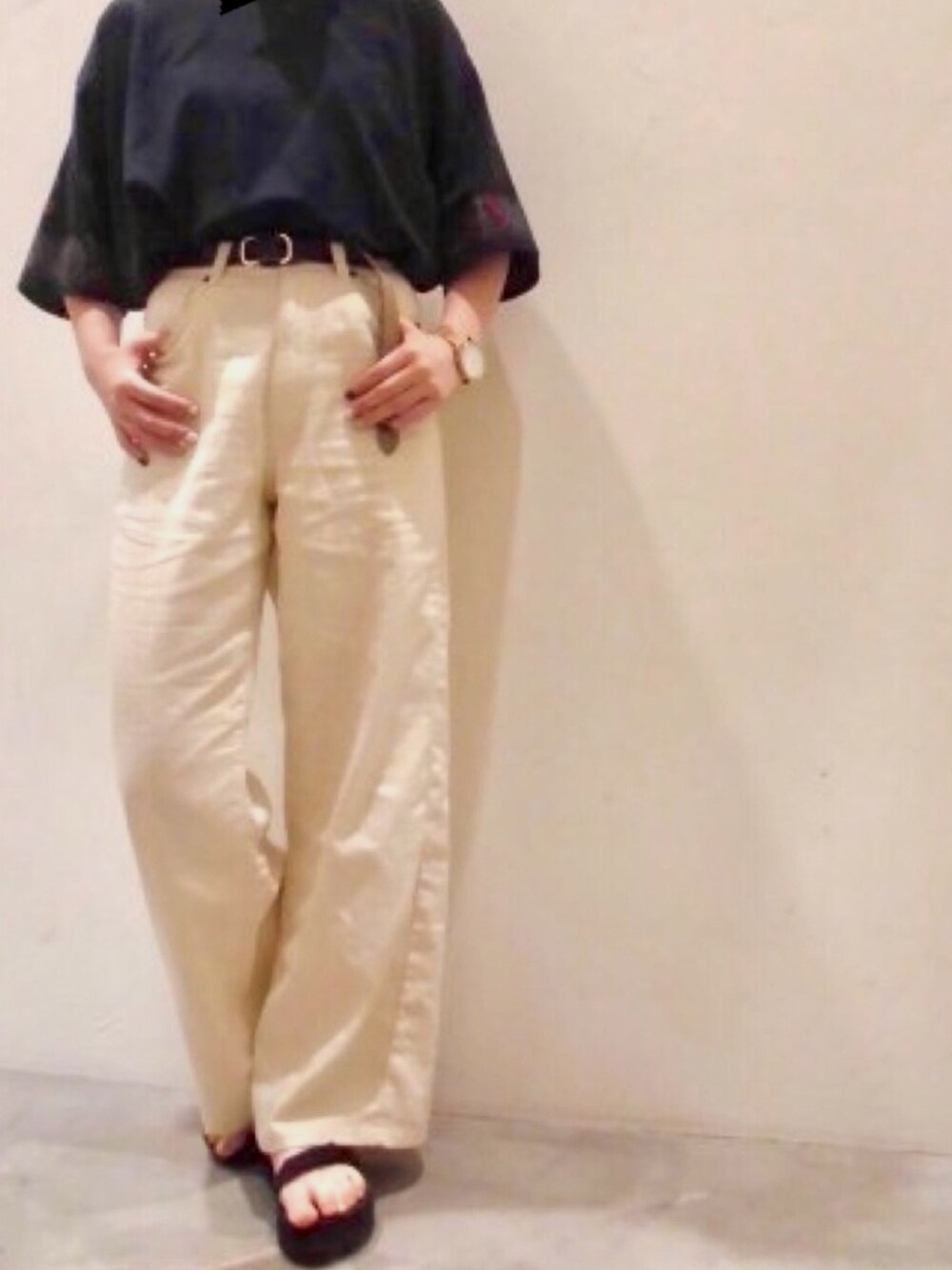 ブルー系のTシャツ/カットソー、ホワイト系のその他パンツ、ブラック系のサンダルを着用したレディースの夏コーディネートの1枚目の写真