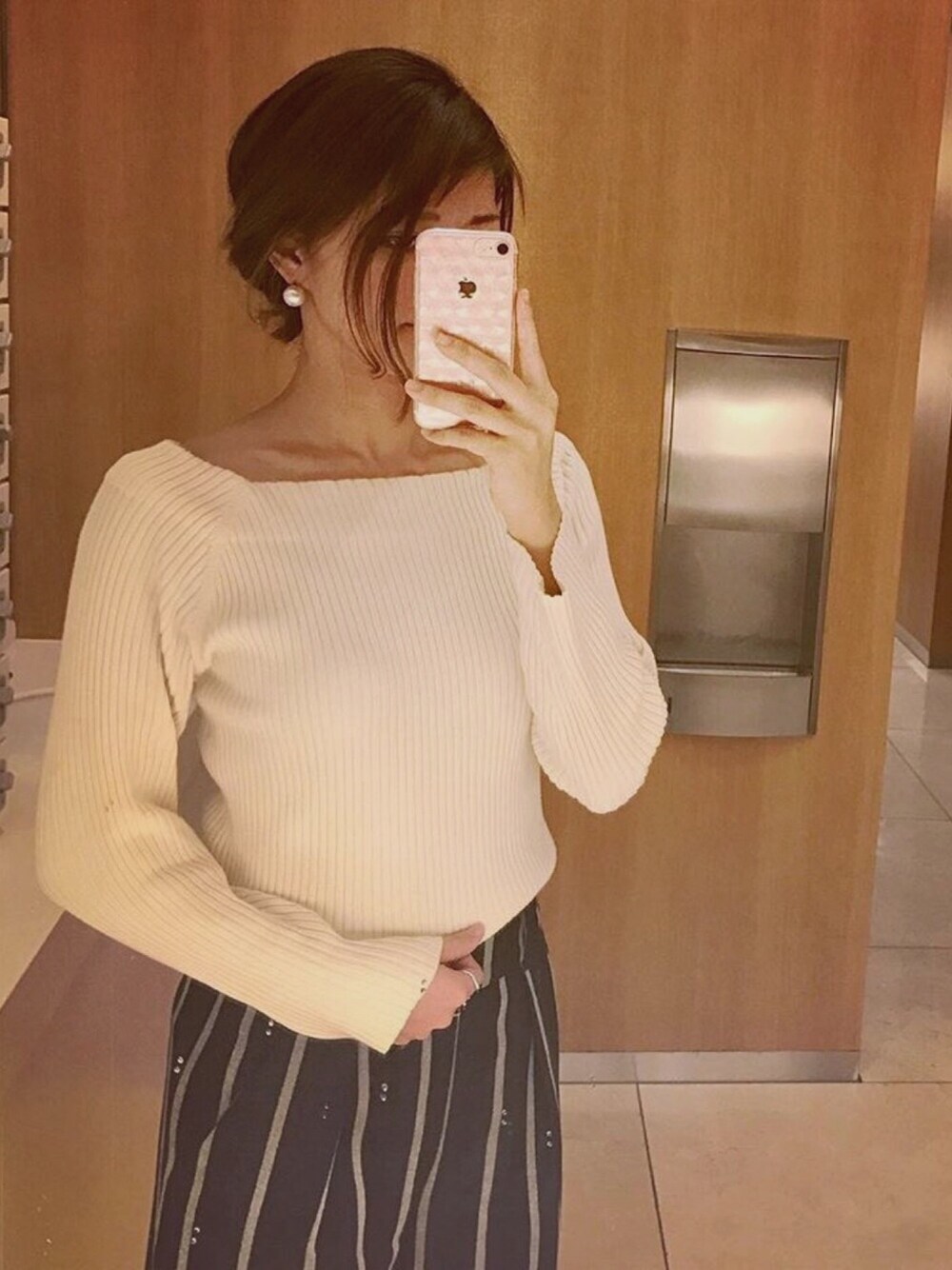 「きれいめカジュアル、オフショル、白ニット、通勤コーデ、ヘアアレンジ」｜「Torrazzo Donnaの＜TORRAZZO DONNA＞リブ ボートネック ニット（ニット/セーター、ホワイト系）」を使った、ayamonさん（レディース・165cm）の冬コーディネートの1枚目の写真