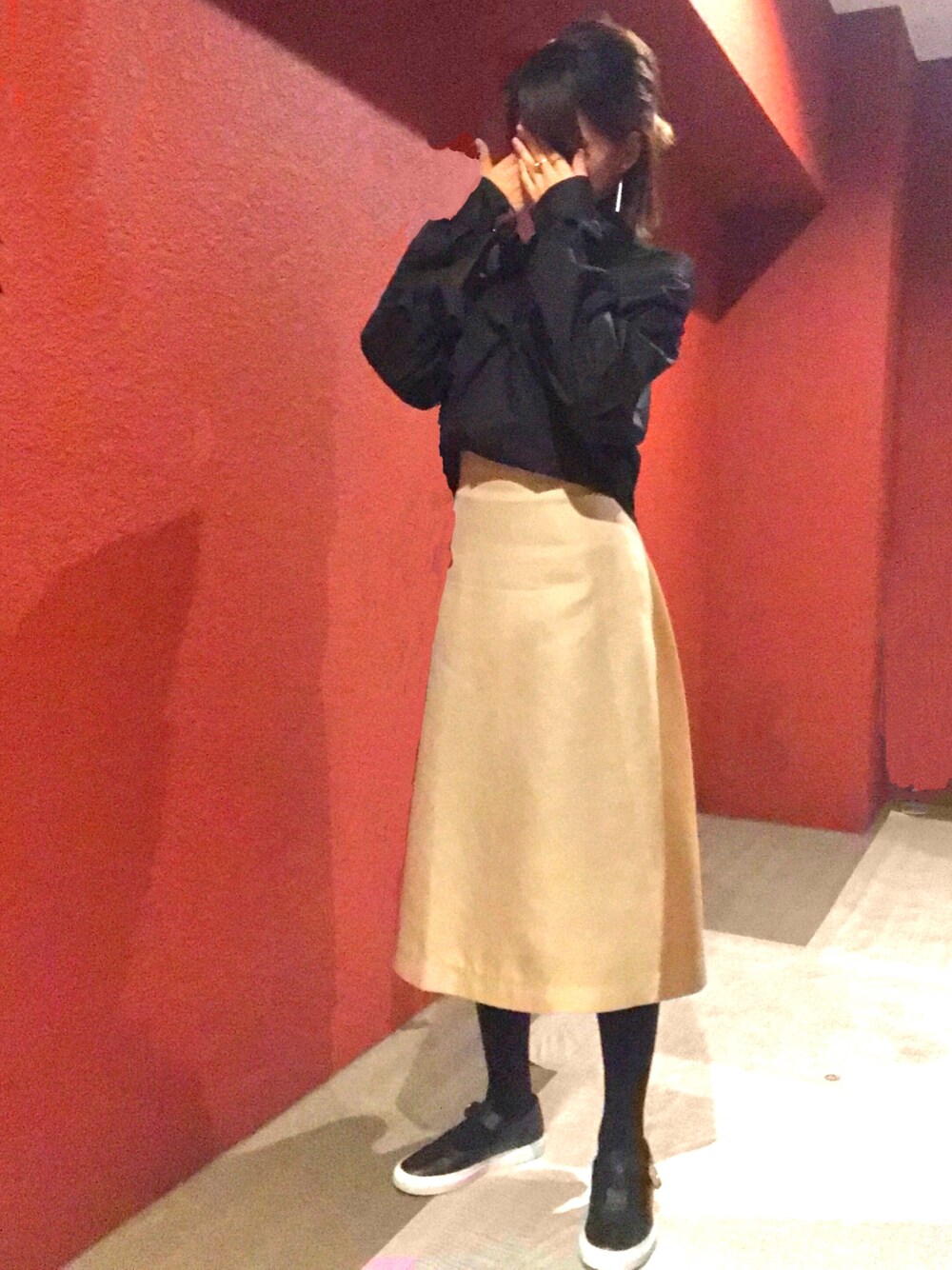 「黒タートルネック、ひざ下スカート、重ね着、カジュアル」｜「CINOHの【CINOH（チノ）】O-Ring cuffs Blouse（シャツ/ブラウス、ブラック系）」を使った、ayamonさん（レディース・165cm）の冬コーディネートの1枚目の写真