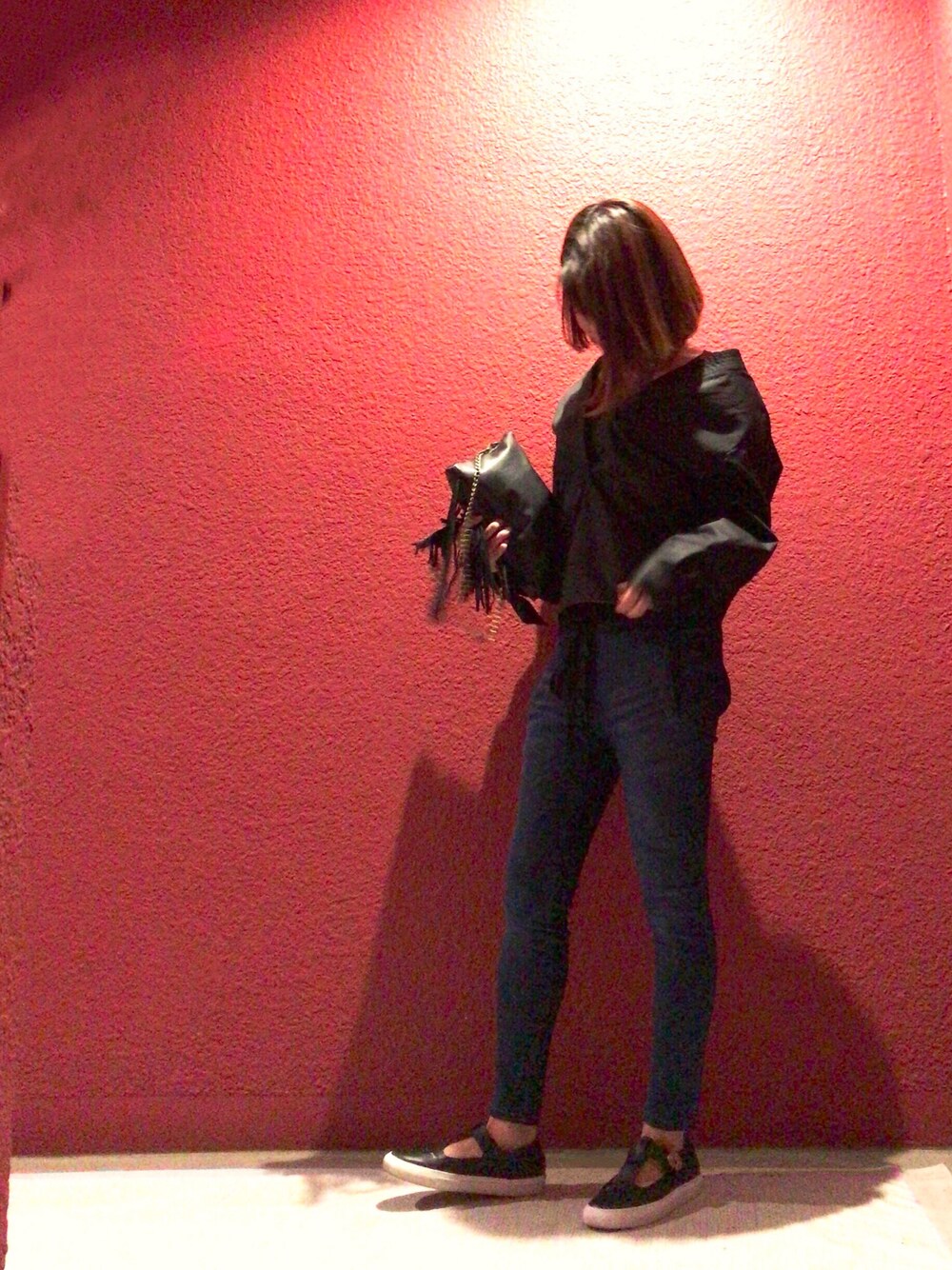 「休日スタイル、デニム、スニーカー、春コーデ」｜「CINOHの【CINOH（チノ）】O-Ring cuffs Blouse（シャツ/ブラウス、ブラック系）」を使った、ayamonさん（レディース・165cm）の冬コーディネートの1枚目の写真
