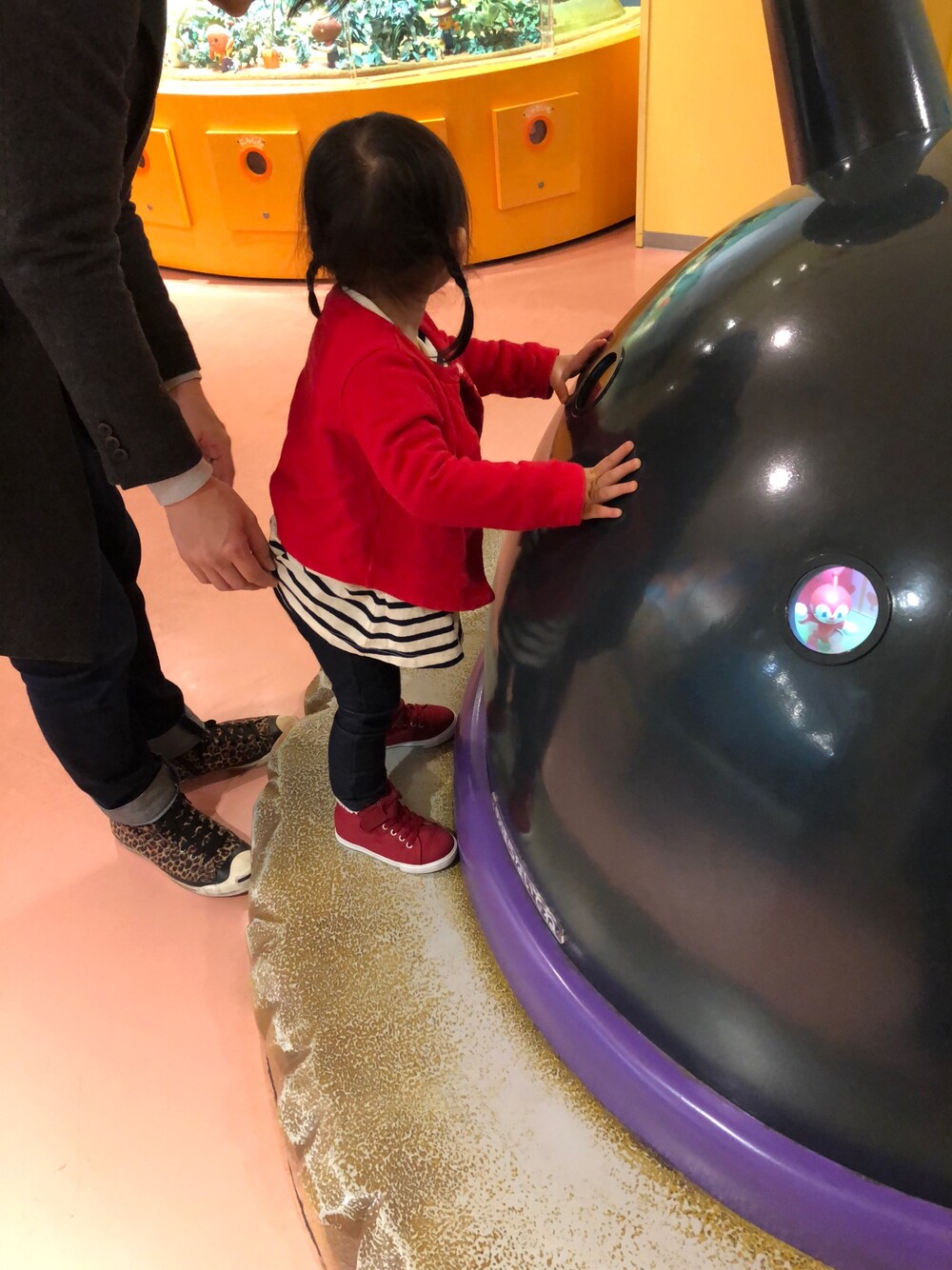 「アンパンマンミュージアム、はるコーデ、シンプル」｜「MIKI HOUSEのうさこ 接結ダブルフェイスカーディガン（カーディガン/ボレロ、レッド系）」を使った、yukiminさん（キッズ・90cm）の春コーディネートの1枚目の写真