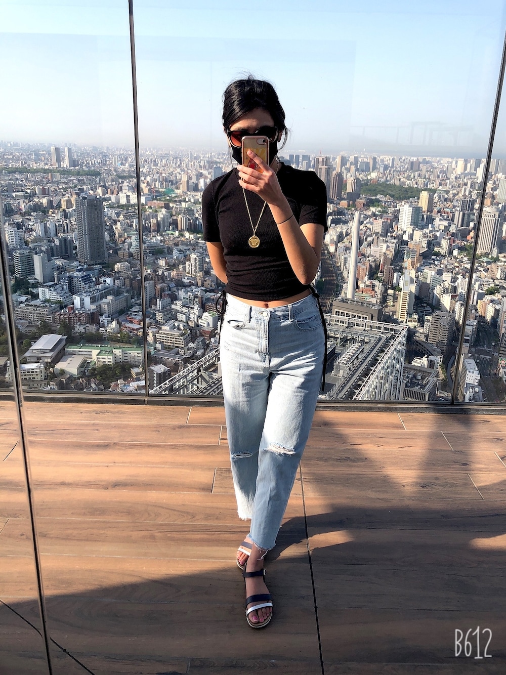 「渋谷、渋谷スクランブルスクエア、展望台、初サングラス、季節はずれ、久々の投稿」｜「UNIQLOのアイテム（デニムパンツ、ブルー系）」を使った、てんさぺさん（レディース・166cm）の春コーディネートの1枚目の写真